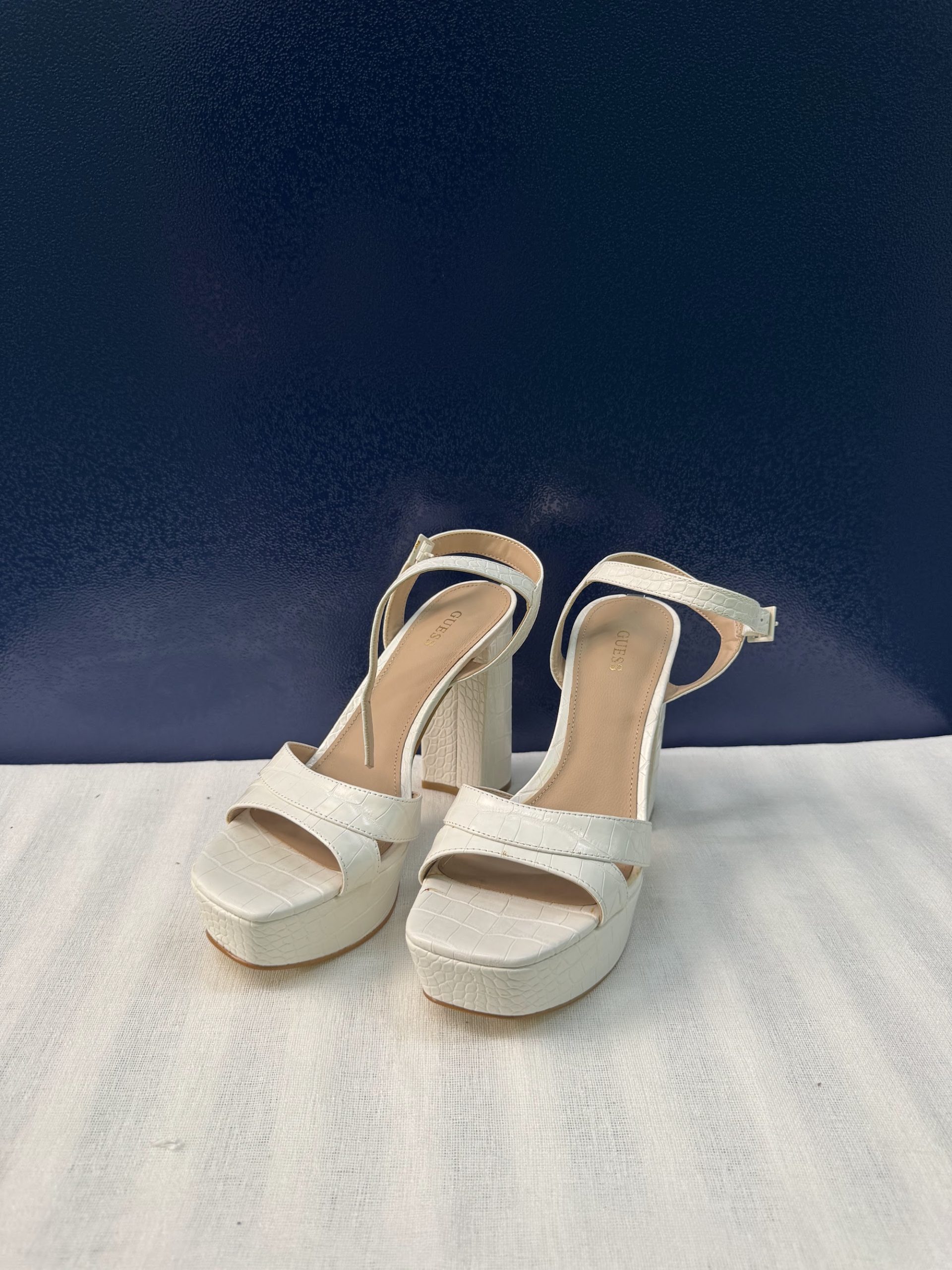 Sandalias plataforma Guess – Blanco crema efecto coco, talla 38, como nuevas