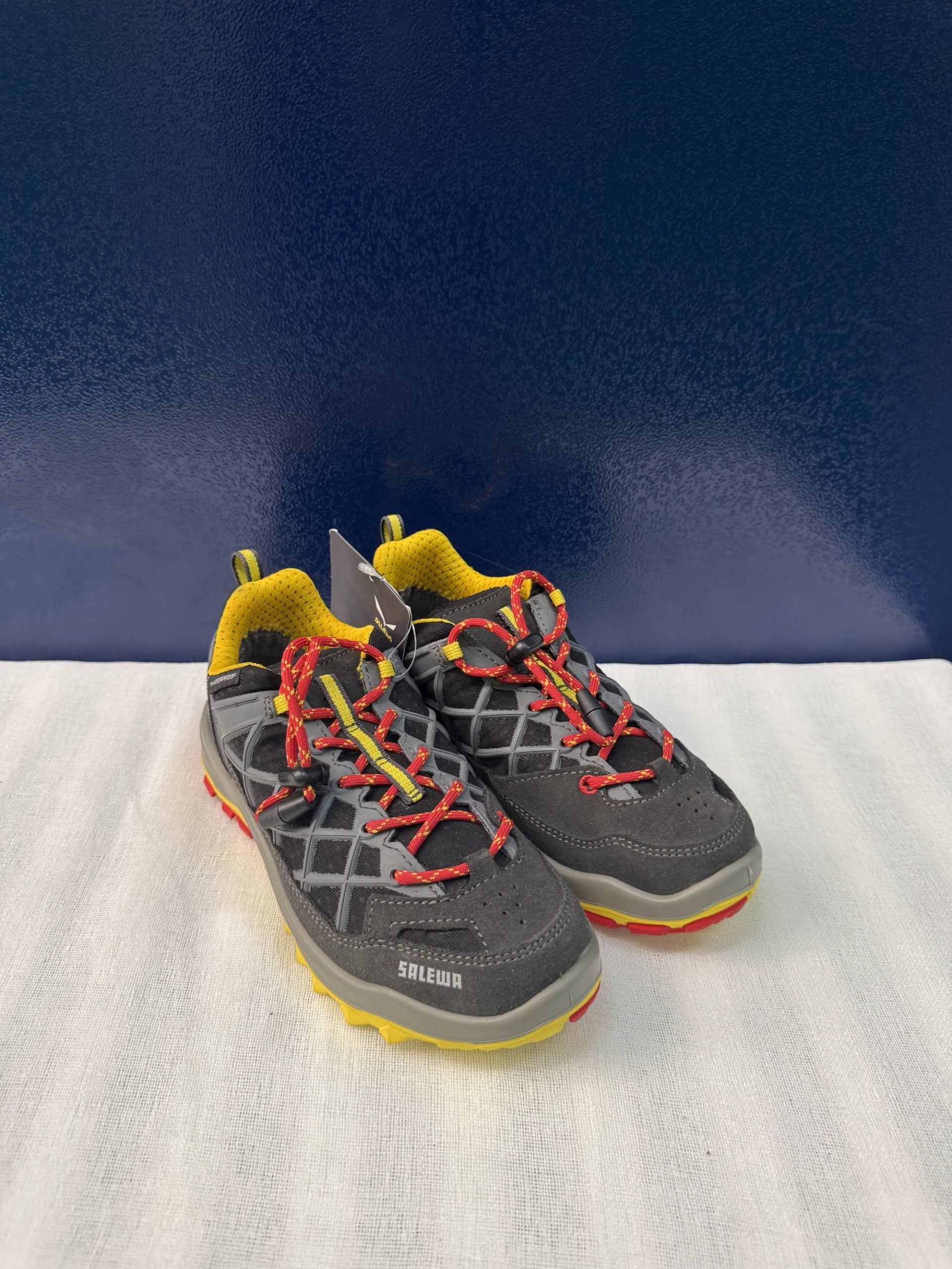 Zapatillas trekking Salewa Wildfire WP niños – Gris/amarillo, talla 33, nuevas