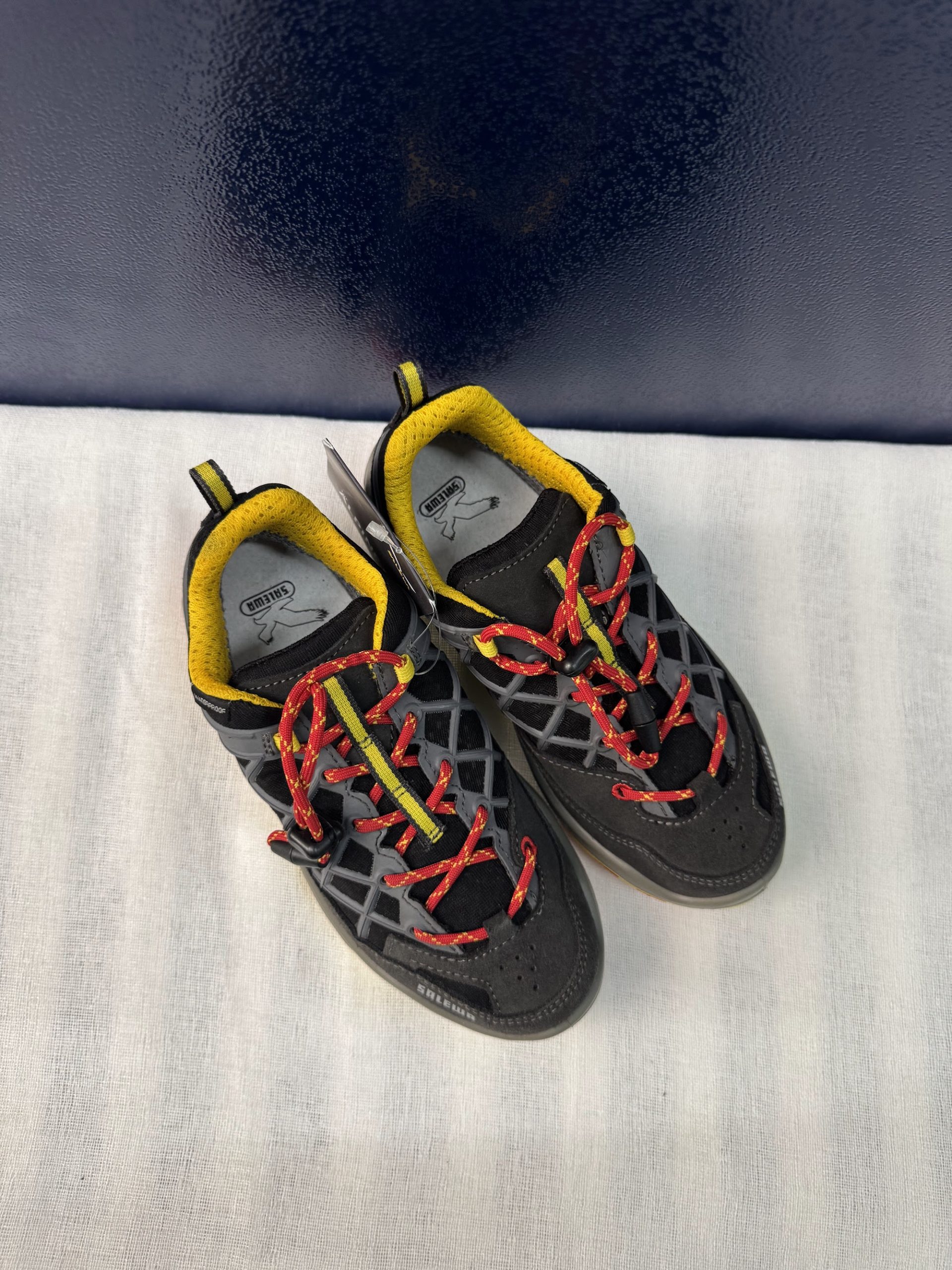 Zapatillas trekking Salewa Wildfire WP niños – Gris/amarillo, talla 33, nuevas image 2