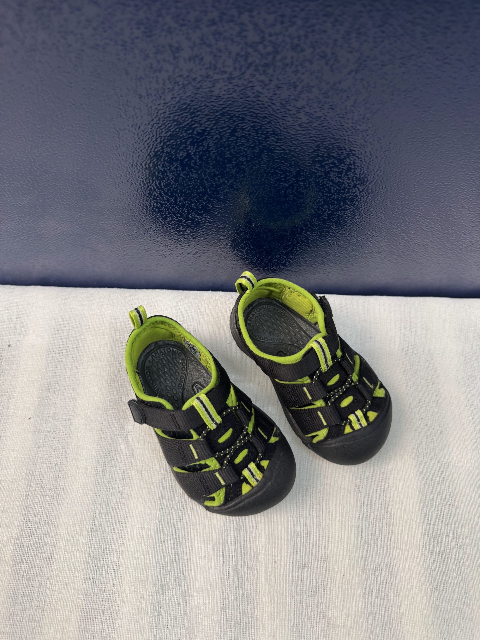 Sandalias Keen Newport H2 bebé – Negro/verde lima, talla 20-21, nuevas image 2