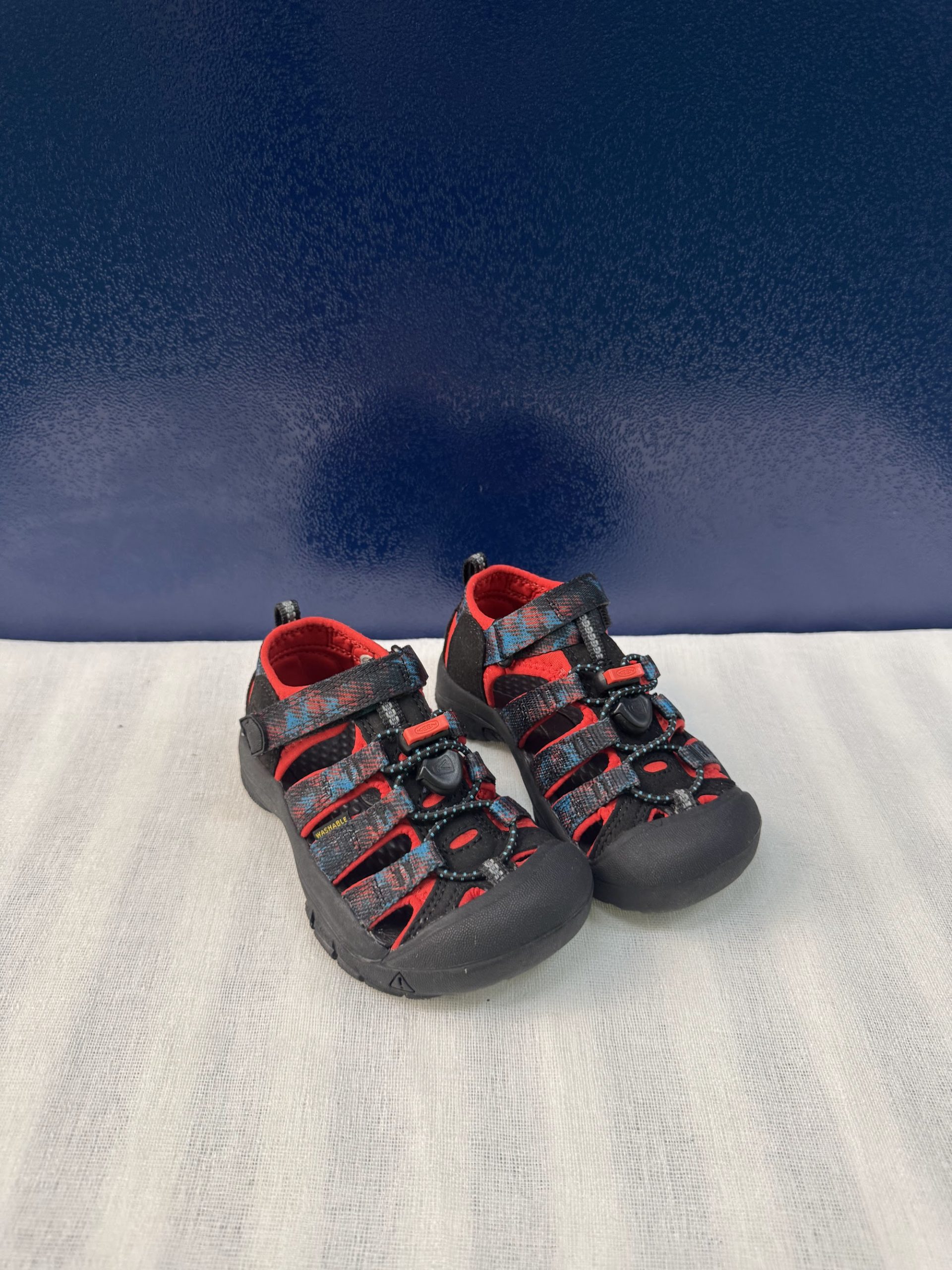 Sandalias Keen Newport niños – Estampado camo, talla 27-28, nuevas