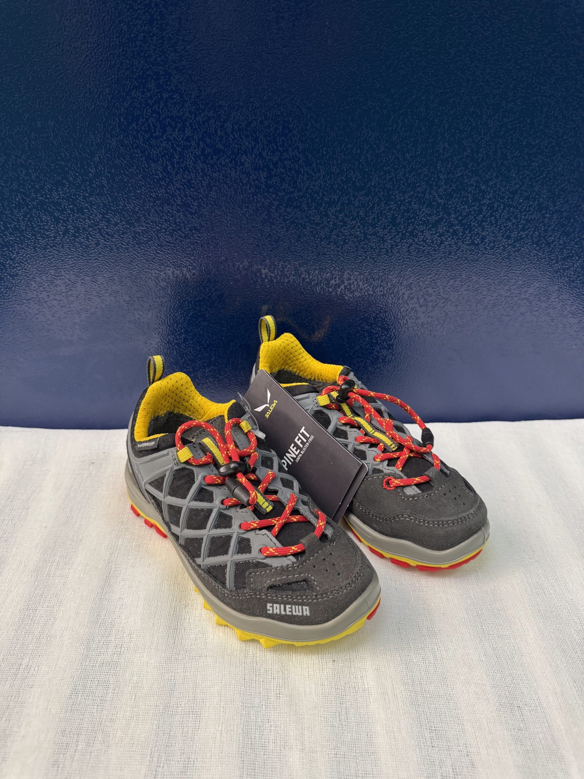 Zapatillas trekking Salewa Wildfire niños – Gris/amarillo, talla 29, nuevas