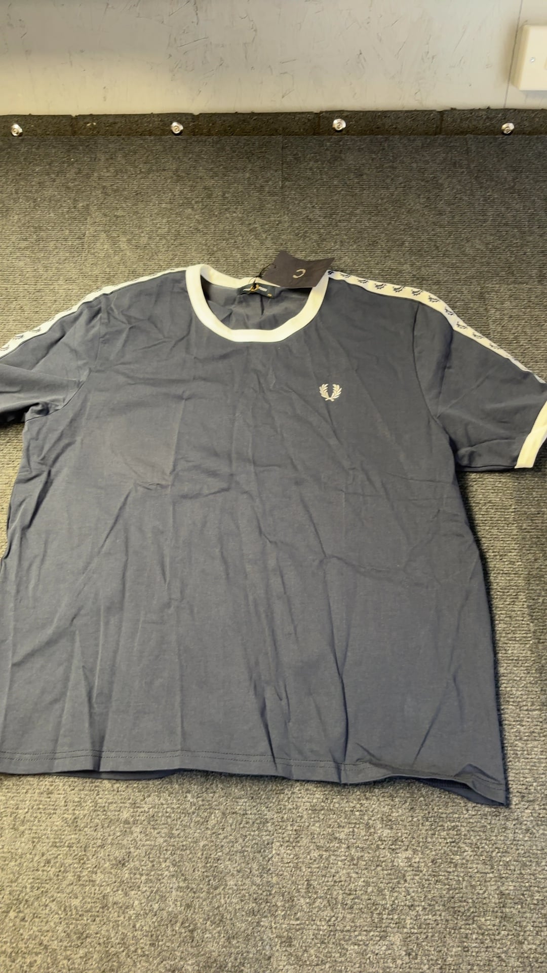 Fred Perry Navy & White T-Shirt XXL Laurel Tape Detail Brand New with tags