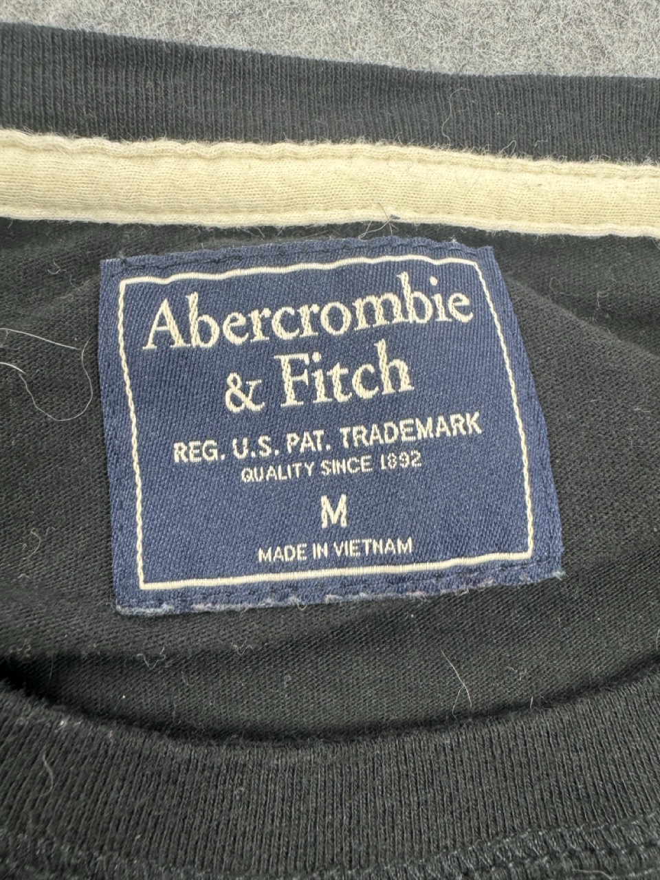 Abercrombie Black Crest Logo T Shirt Men’s M image 4