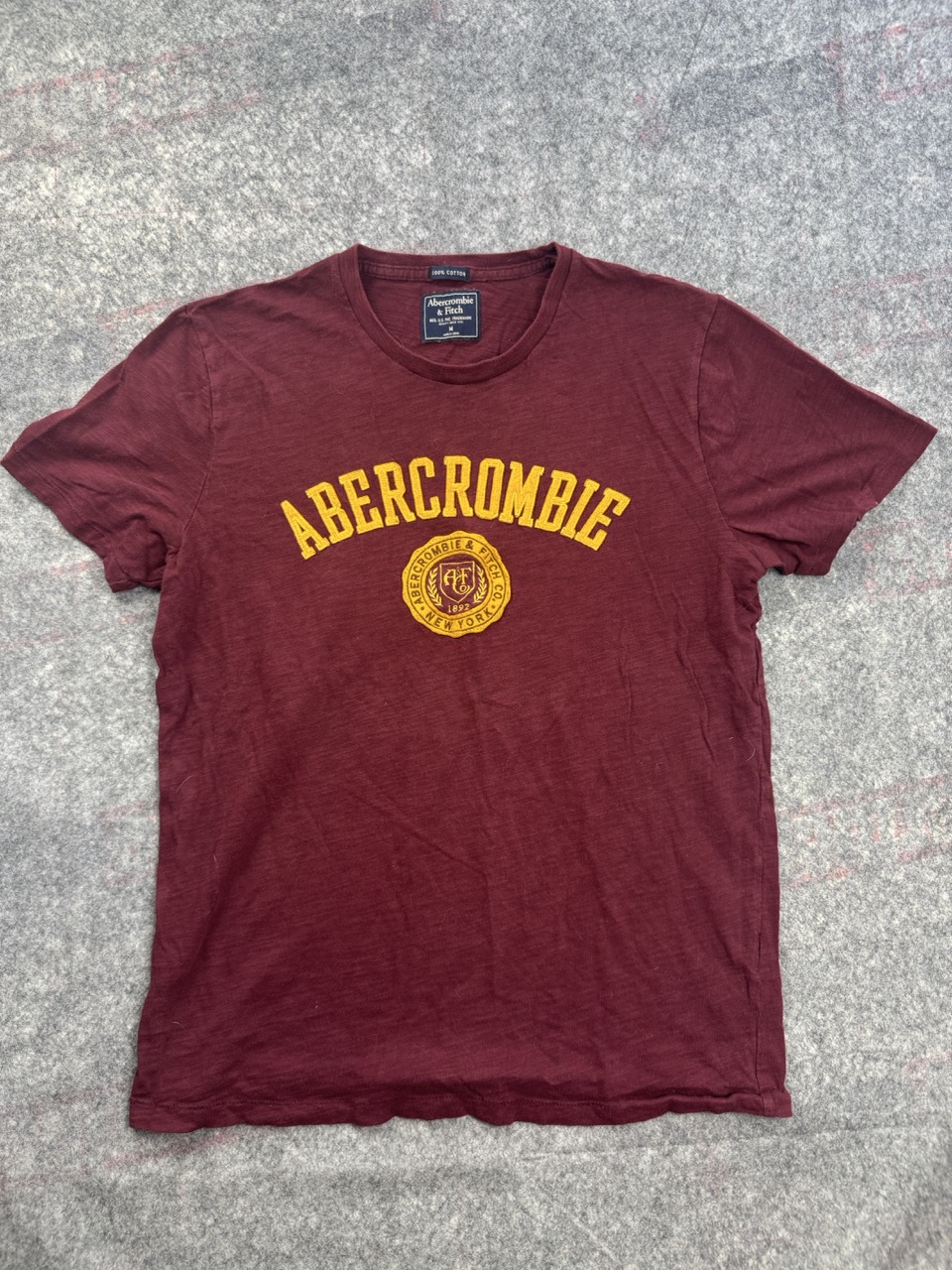 Abercrombie Burgundy & Gold Logo T-Shirt Men’s M 100% Cotton