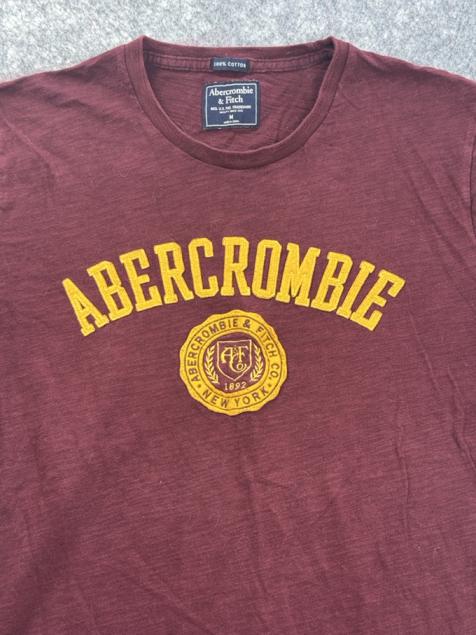 Abercrombie Burgundy & Gold Logo T-Shirt Men’s M 100% Cotton image 2