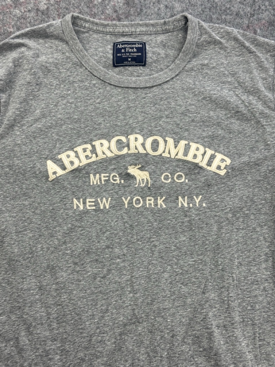 Abercrombie Grey Logo T Shirt Men’s M Embroidered Moose image 2
