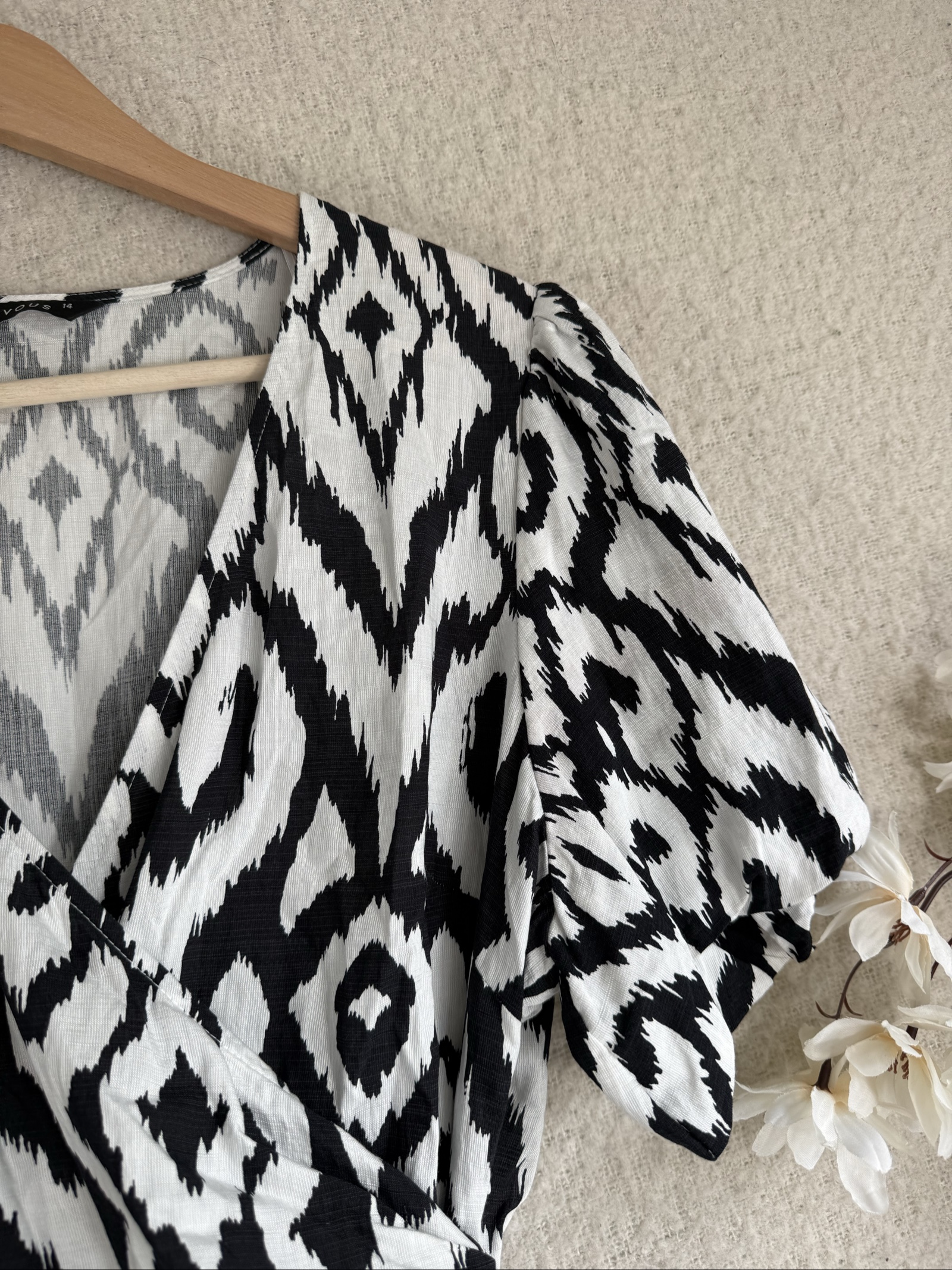 Et Vous Black & White Printed Wrap Top UK 14 Stylish Puff Sleeve Tie Detail image 2