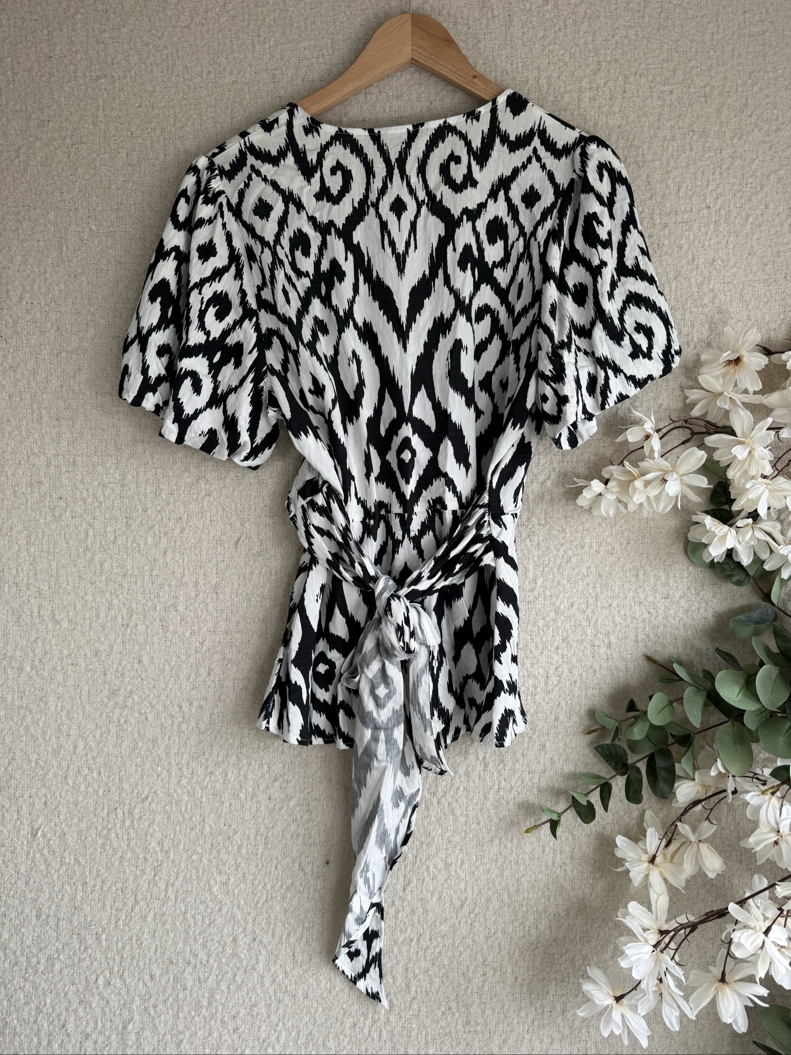 Et Vous Black & White Printed Wrap Top UK 14 Stylish Puff Sleeve Tie Detail image 4