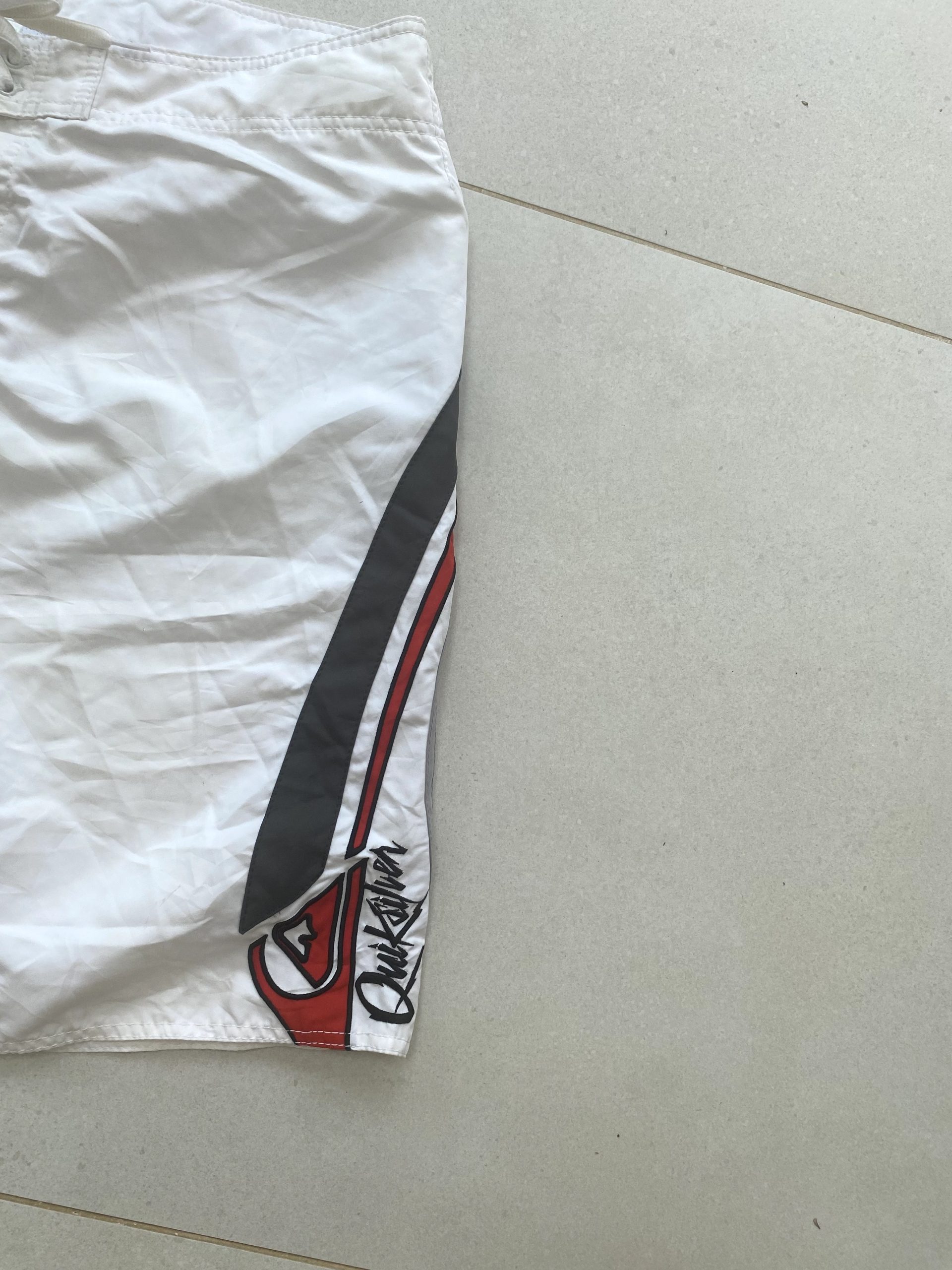 Quiksilver White & Red & Grey Board Shorts Size 38 image 4