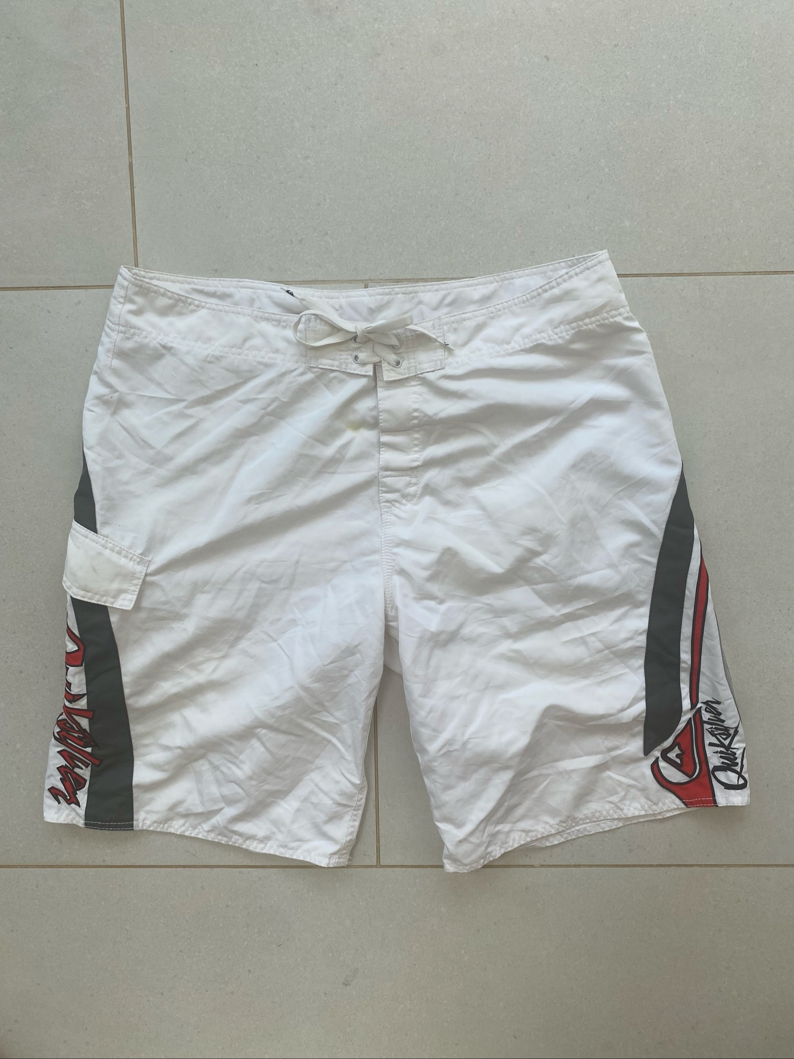 Quiksilver White & Red Board Shorts Men 38 Waist (J1)