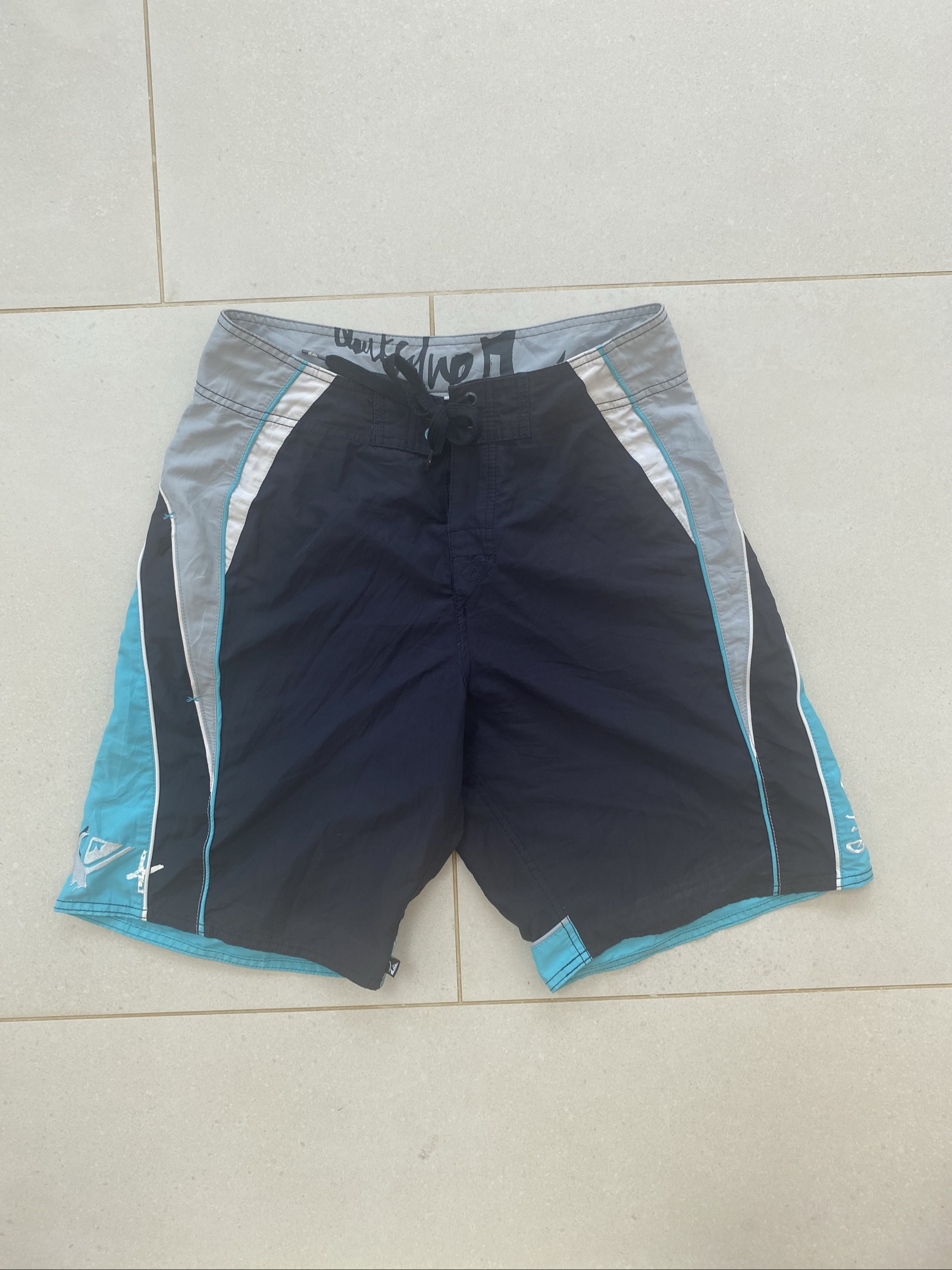 Quiksilver Black, Blue & Grey Board Shorts 32 Waist (J1)