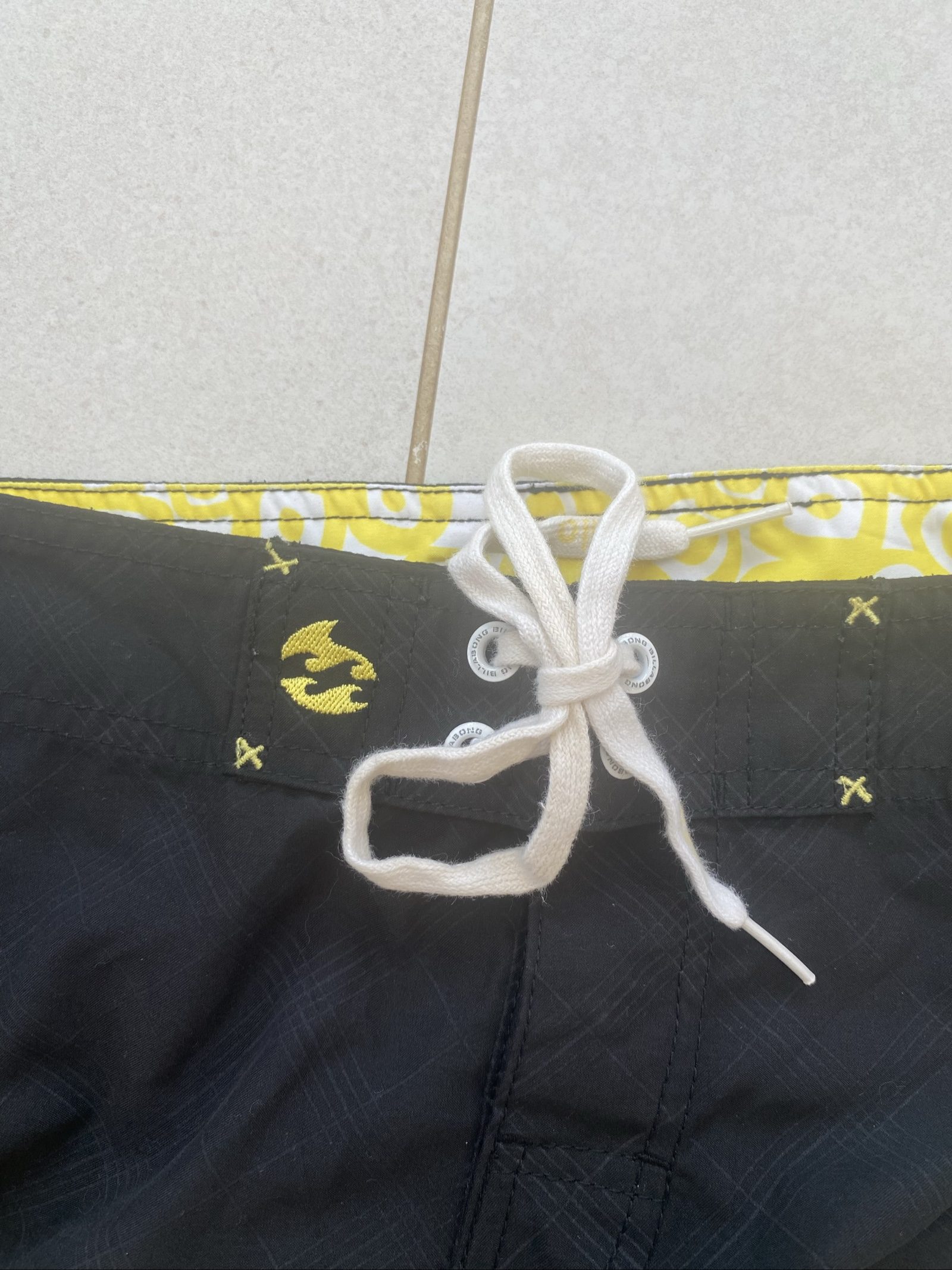 Billabong Black & Yellow Board Shorts Size 11 Kids image 4