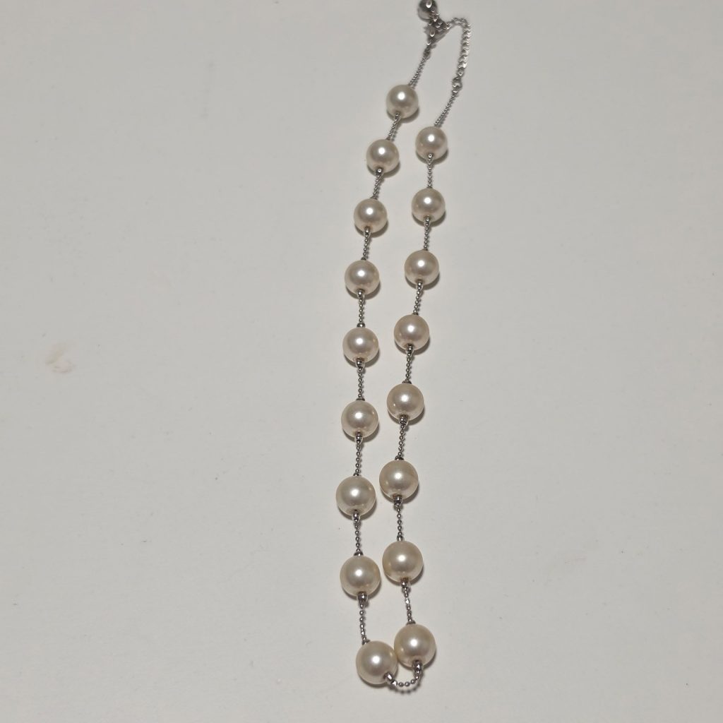 Costume Pearl White Beaded Necklace Silver Chain. B3
