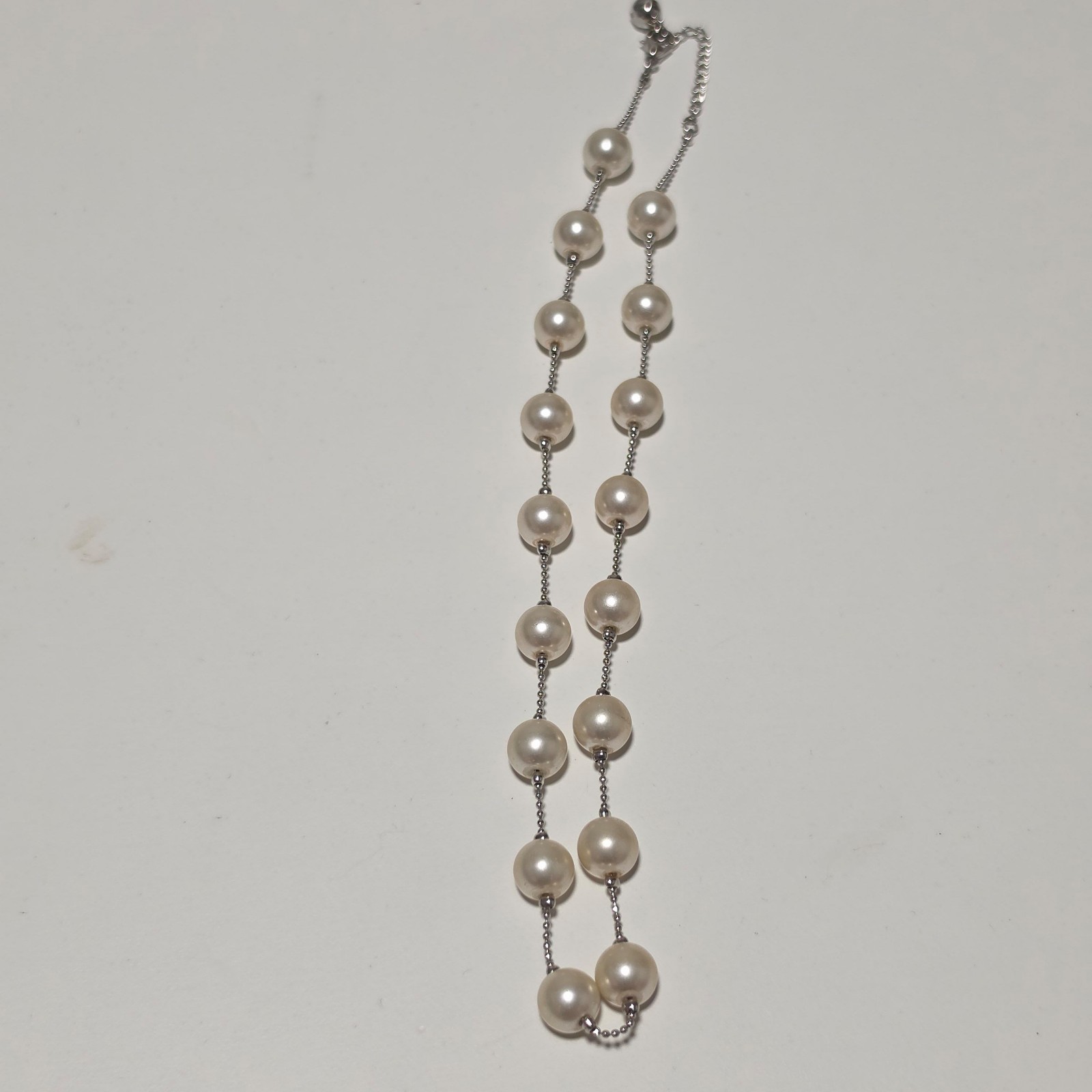 Costume Pearl White Beaded Necklace Silver Chain. B3