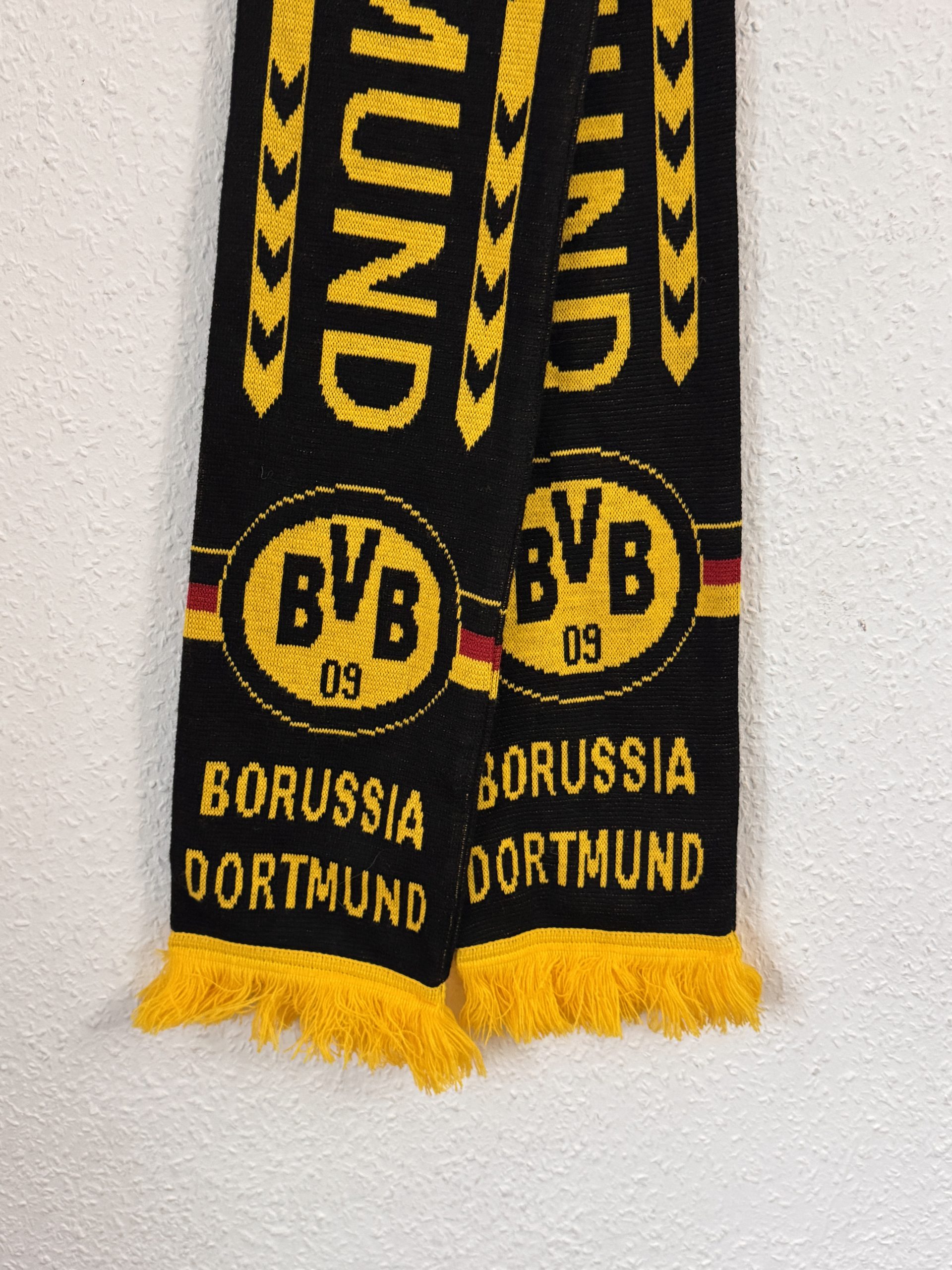 Borussia Dortmund Black & Yellow Football Fan Scarf 2812 image 4
