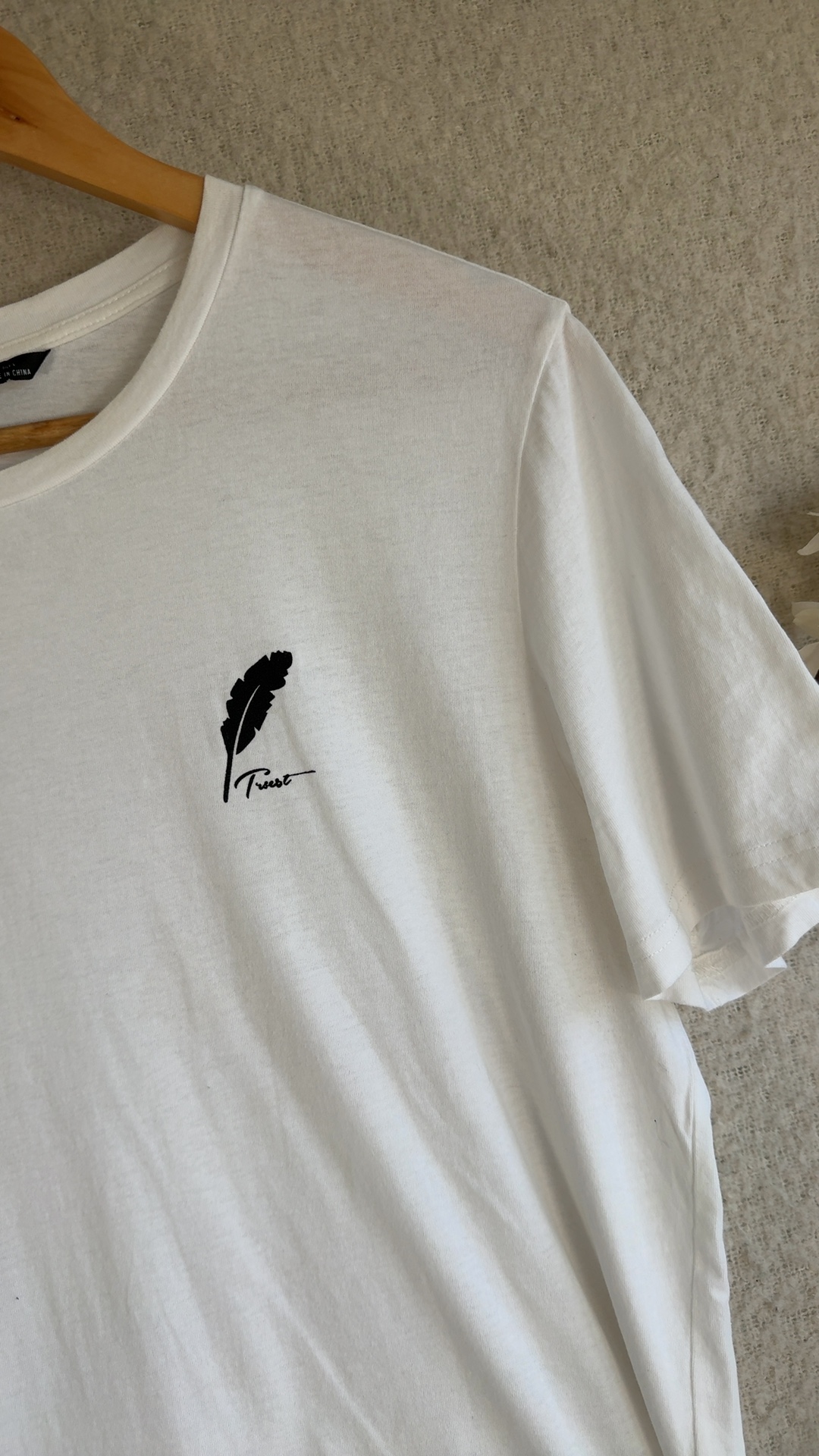Shein White Feather Graphic Print T-Shirt UK Large Classic Casual Top image 2