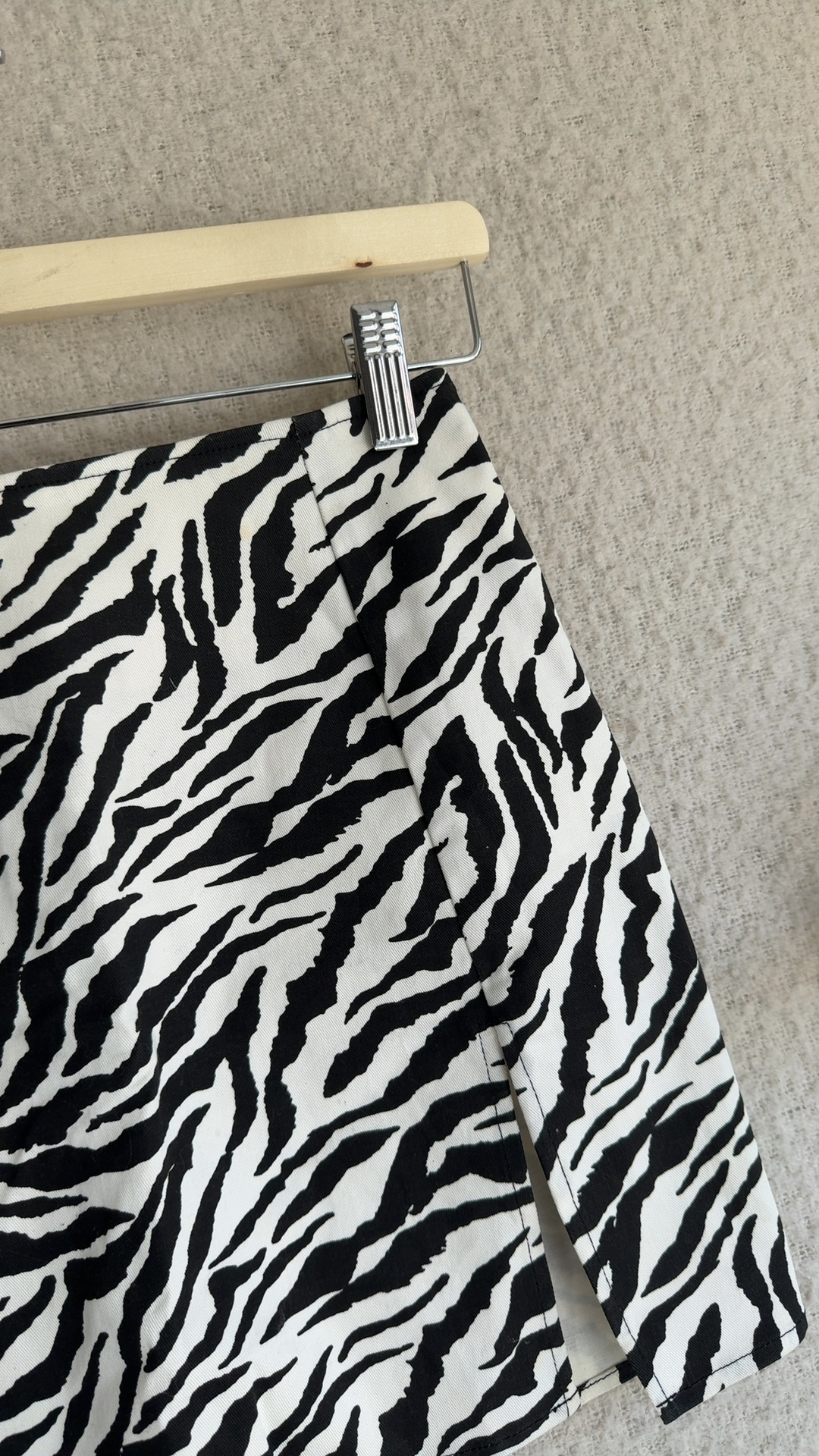 Motel Black & White Zebra Print Mini Skirt UK XS Stylish Slit Detail image 2