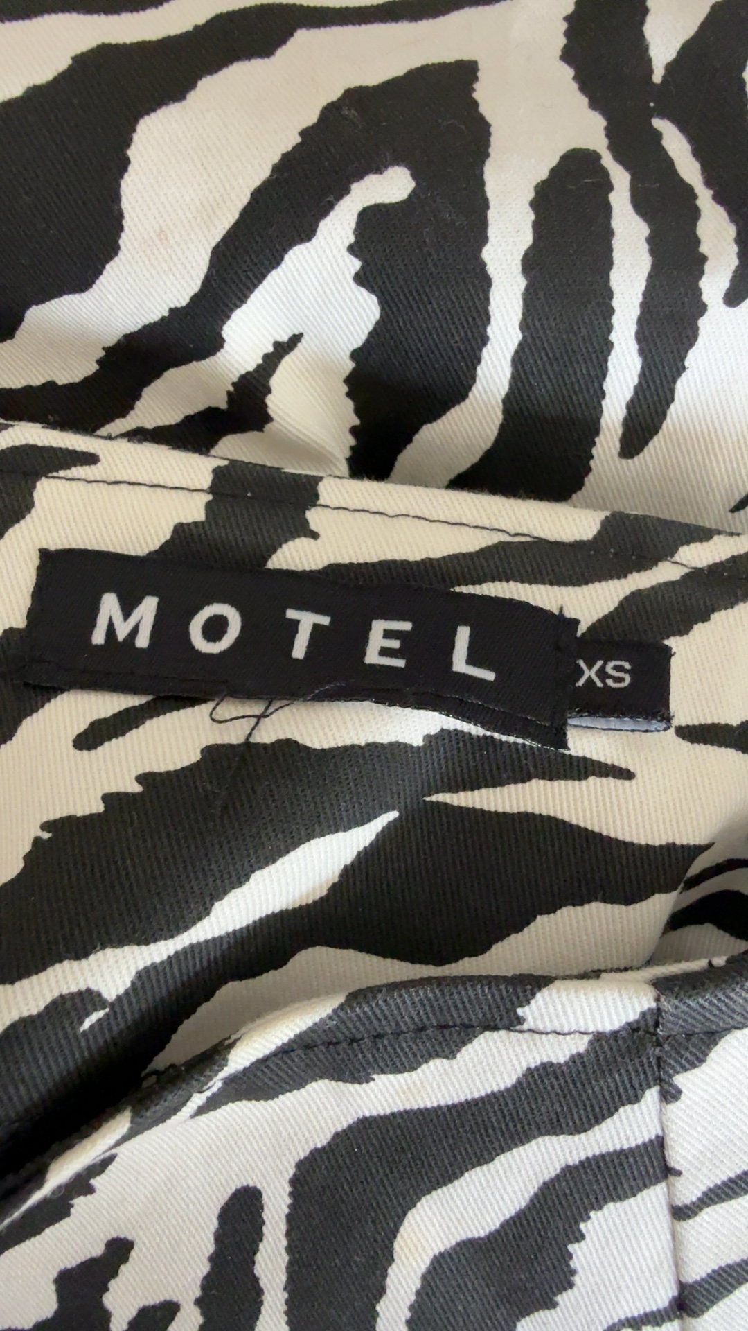 Motel Black & White Zebra Print Mini Skirt UK XS Stylish Slit Detail image 3