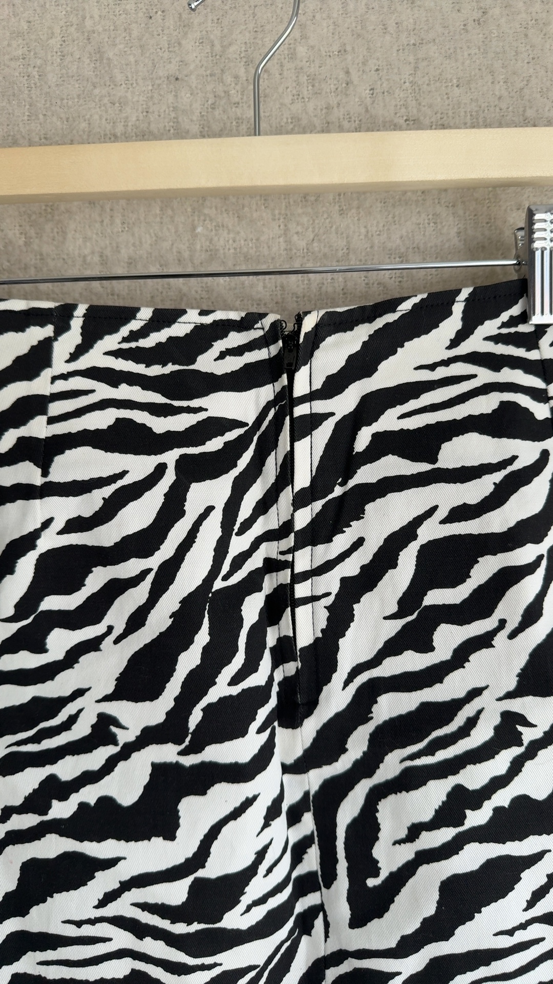 Motel Black & White Zebra Print Mini Skirt UK XS Stylish Slit Detail image 4