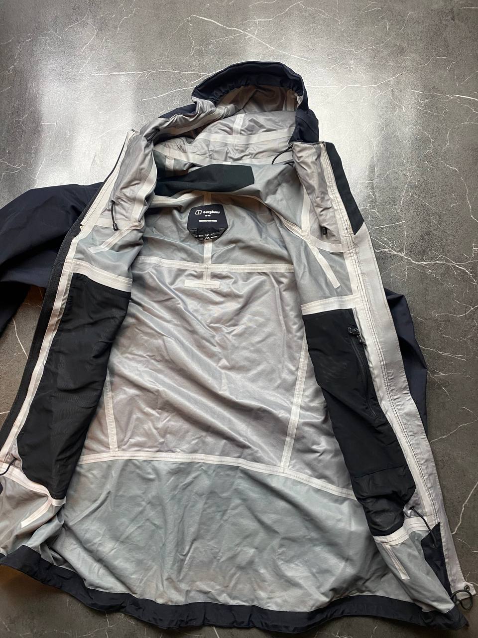 Berghaus Black Waterproof Jacket Medium Hooded image 2