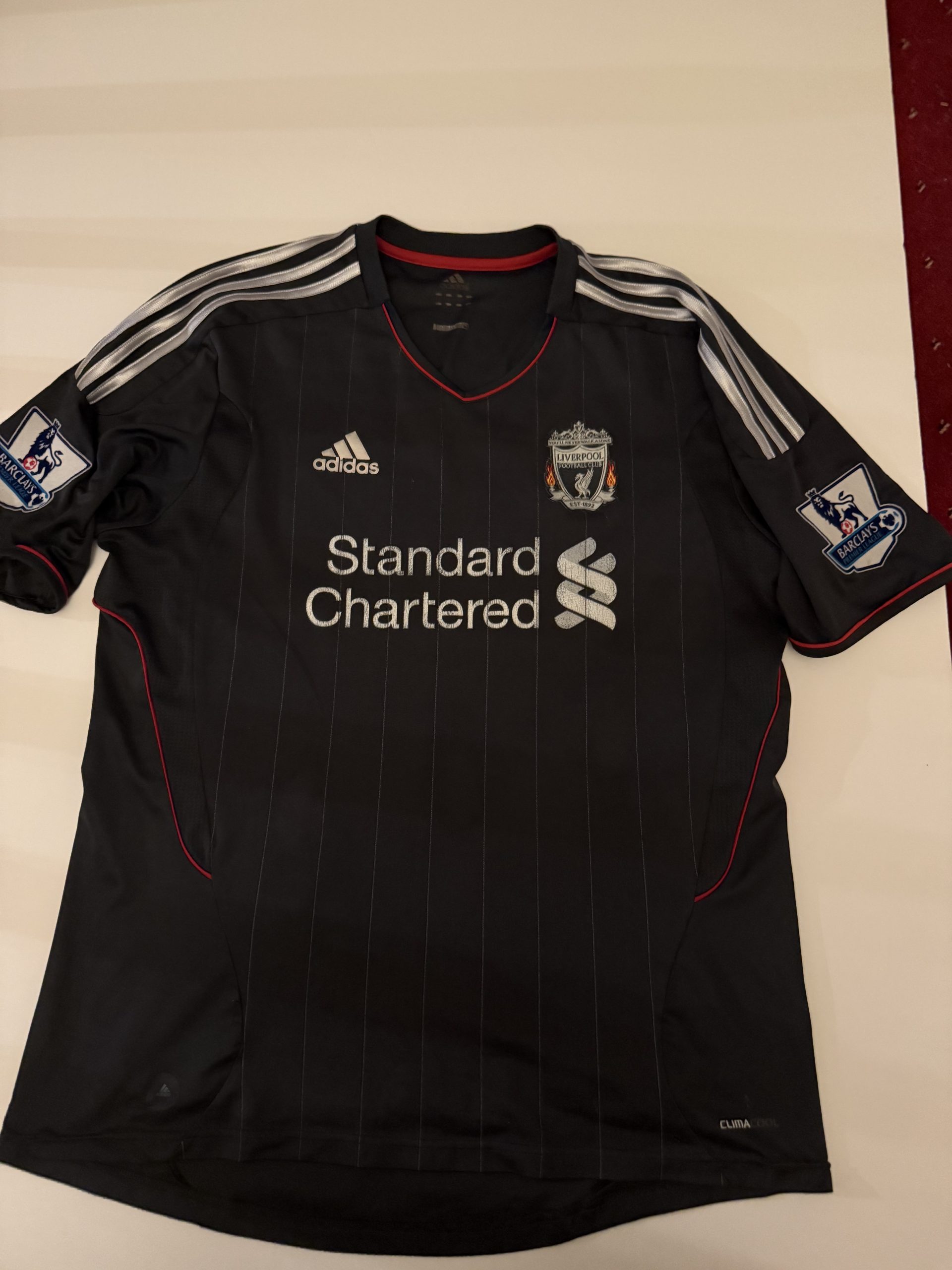 Liverpool 2011/12 Away shirt Luis Suarez #9 image 3