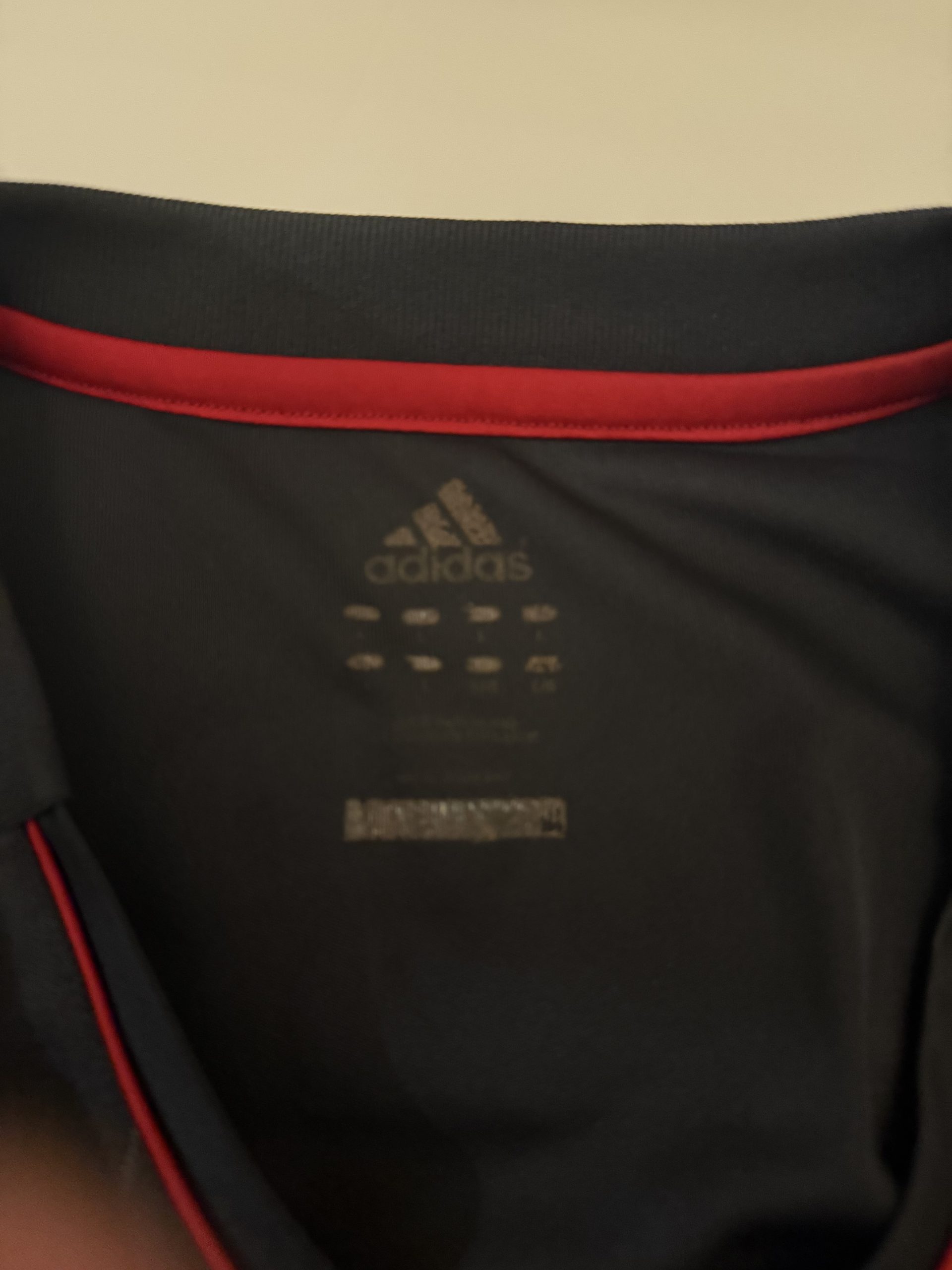 Liverpool 2011/12 Away shirt Luis Suarez #9 image 4