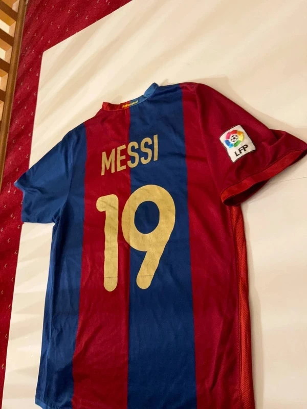 Barcelona 2006/7 Home shirt Lionel Messi #19 image 2