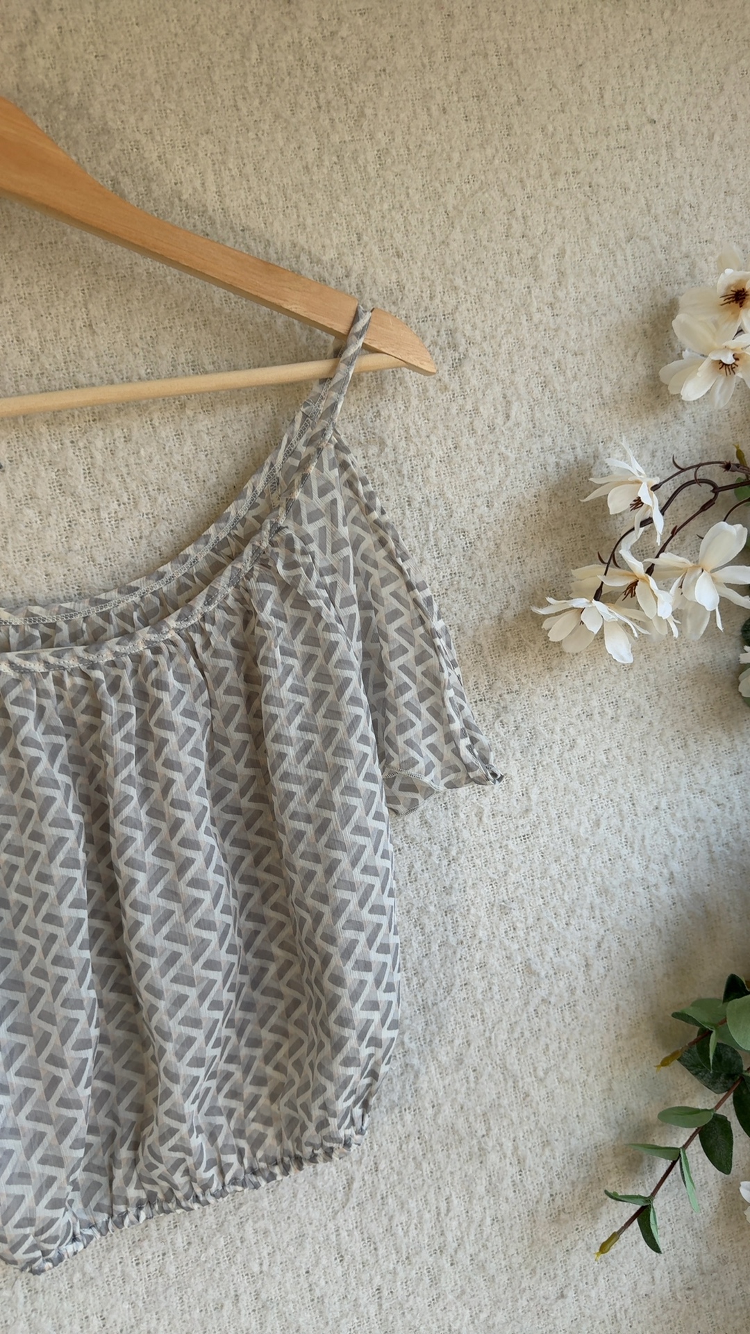 Hollister Grey Patterned Off Shoulder Crop Top UK Medium Summer Casual image 3