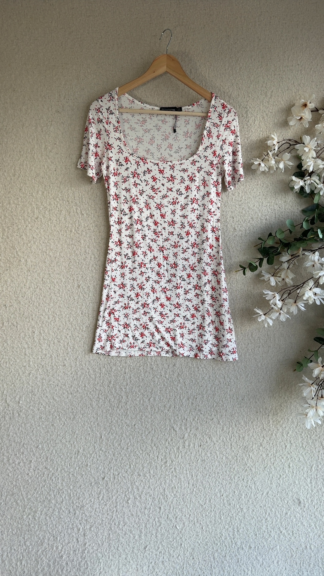 PrettyLittleThing White & Red Floral Print T-Shirt UK 10 Casual Summer Tee