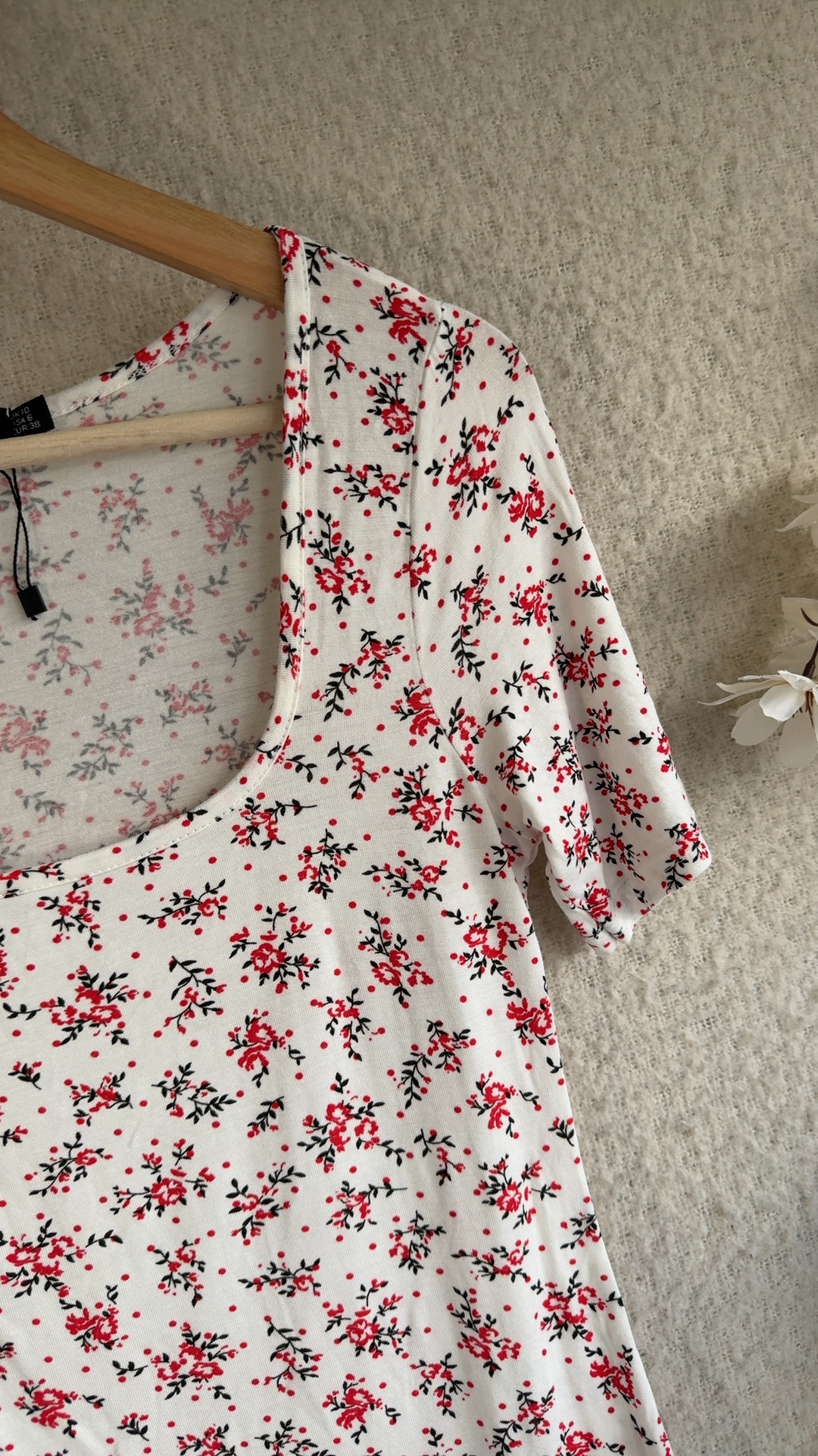 PrettyLittleThing White & Red Floral Print T-Shirt UK 10 Casual Summer Tee image 2