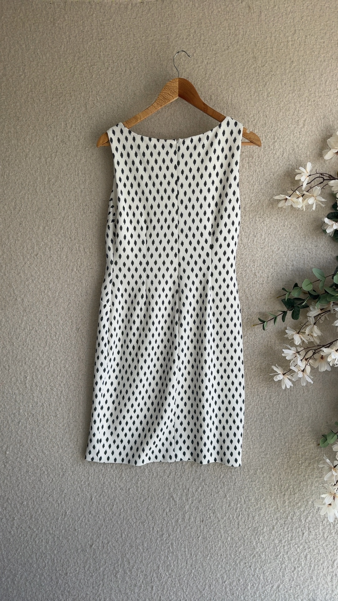 White & Black Textured Sleeveless Dress UK 14 Gold Zip Detail Elegant image 4
