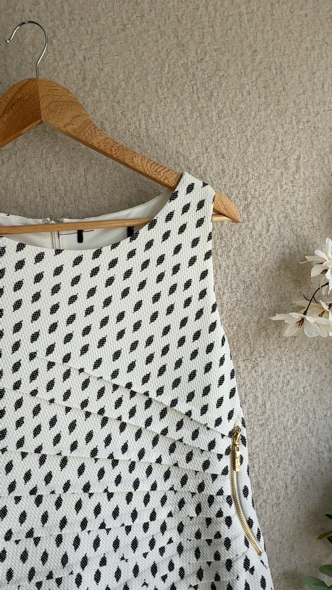 White & Black Textured Sleeveless Dress UK 14 Gold Zip Detail Elegant image 2