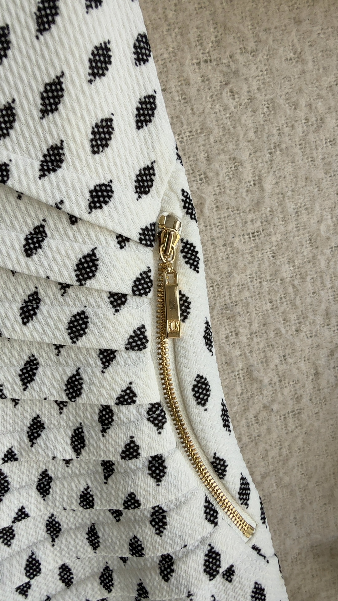 White & Black Textured Sleeveless Dress UK 14 Gold Zip Detail Elegant image 3