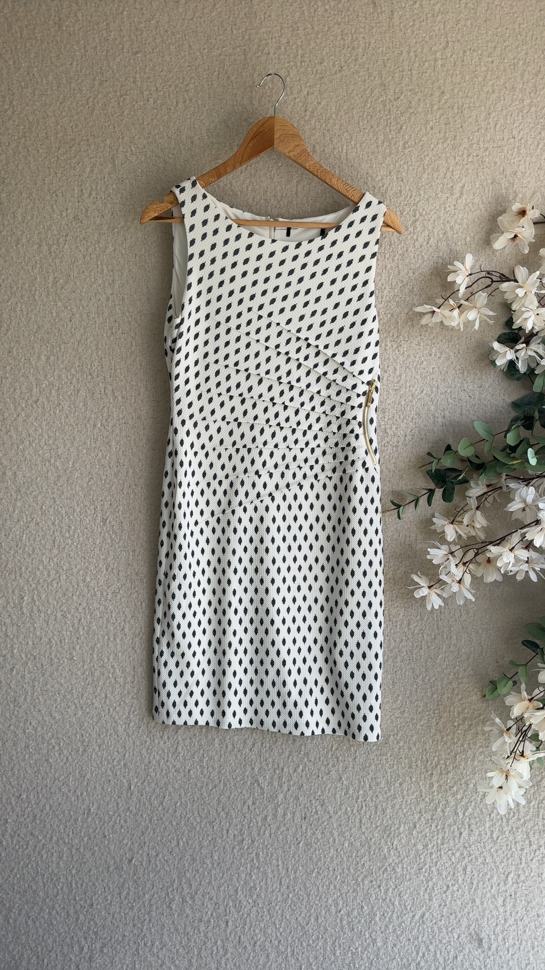 White & Black Textured Sleeveless Dress UK 14 Gold Zip Detail Elegant