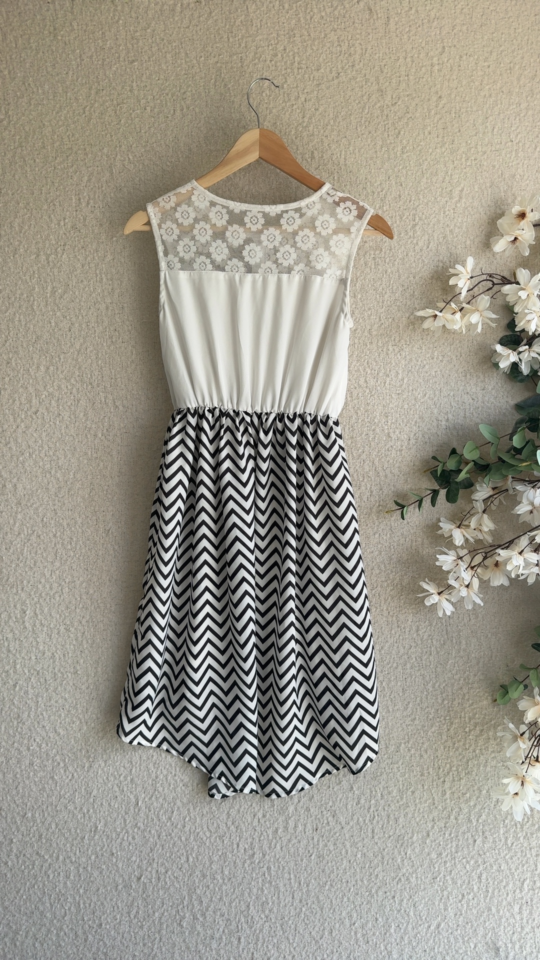 Sunny Fashion Black & White Sleeveless Dress UK 14 Lace Mesh Top Chevron Skirt image 4