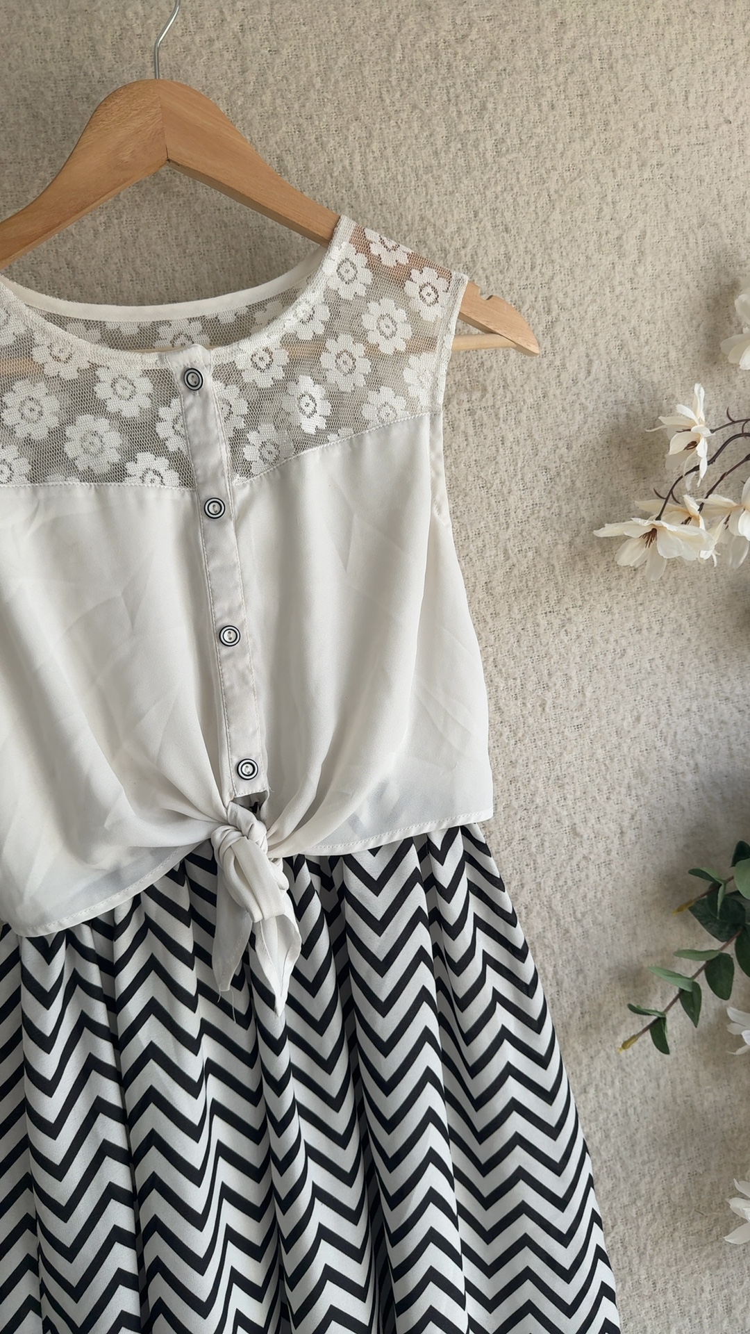 Sunny Fashion Black & White Sleeveless Dress UK 14 Lace Mesh Top Chevron Skirt image 2