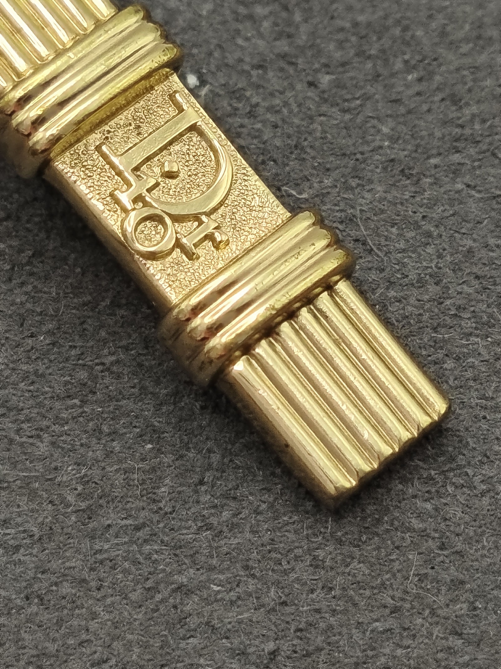 Christian Dior Men's Gold Tone Ribbed Tie Clip image 4