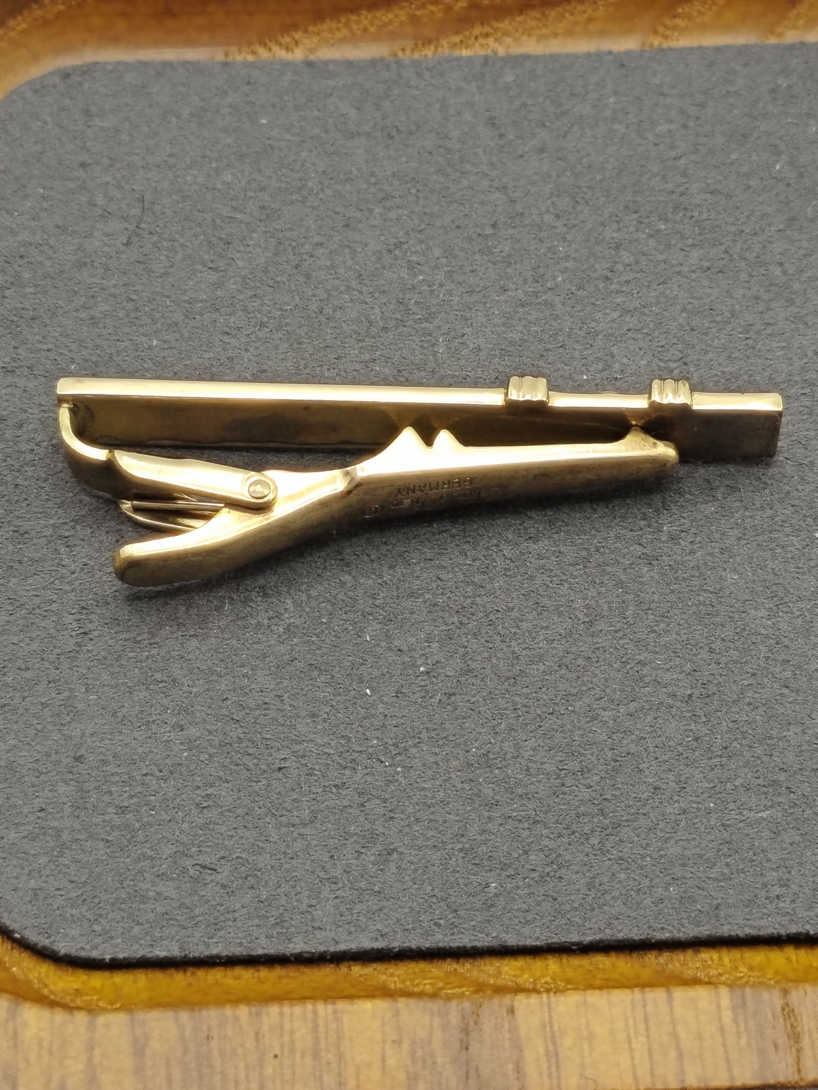 Christian Dior Men's Gold Tone Ribbed Tie Clip image 7