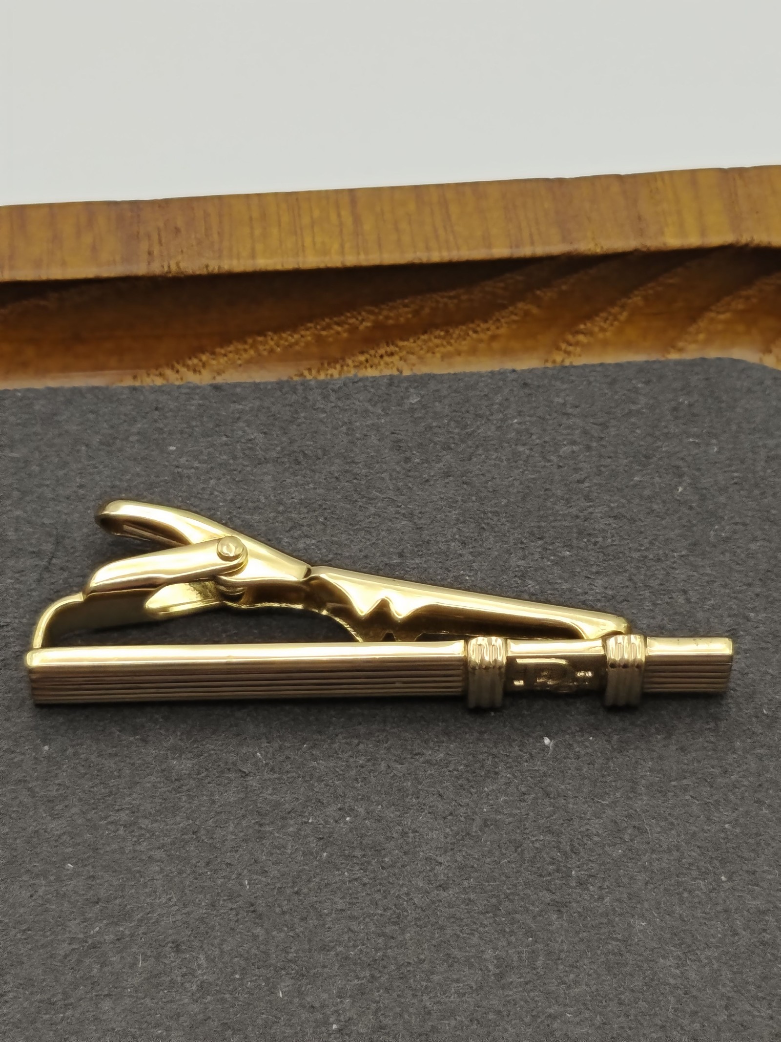 Christian Dior Men's Gold Tone Ribbed Tie Clip image 8