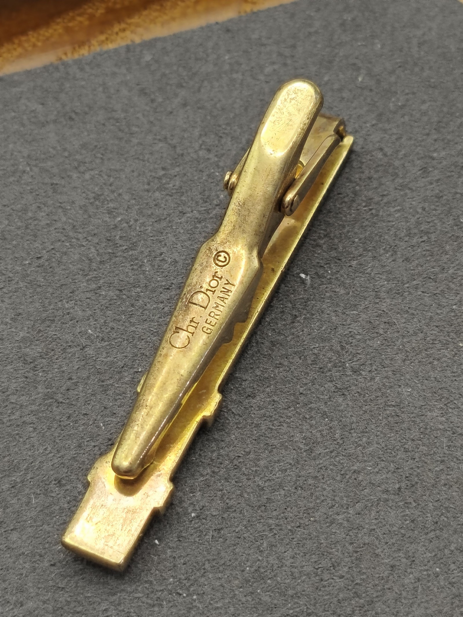 Christian Dior Men's Gold Tone Ribbed Tie Clip image 9