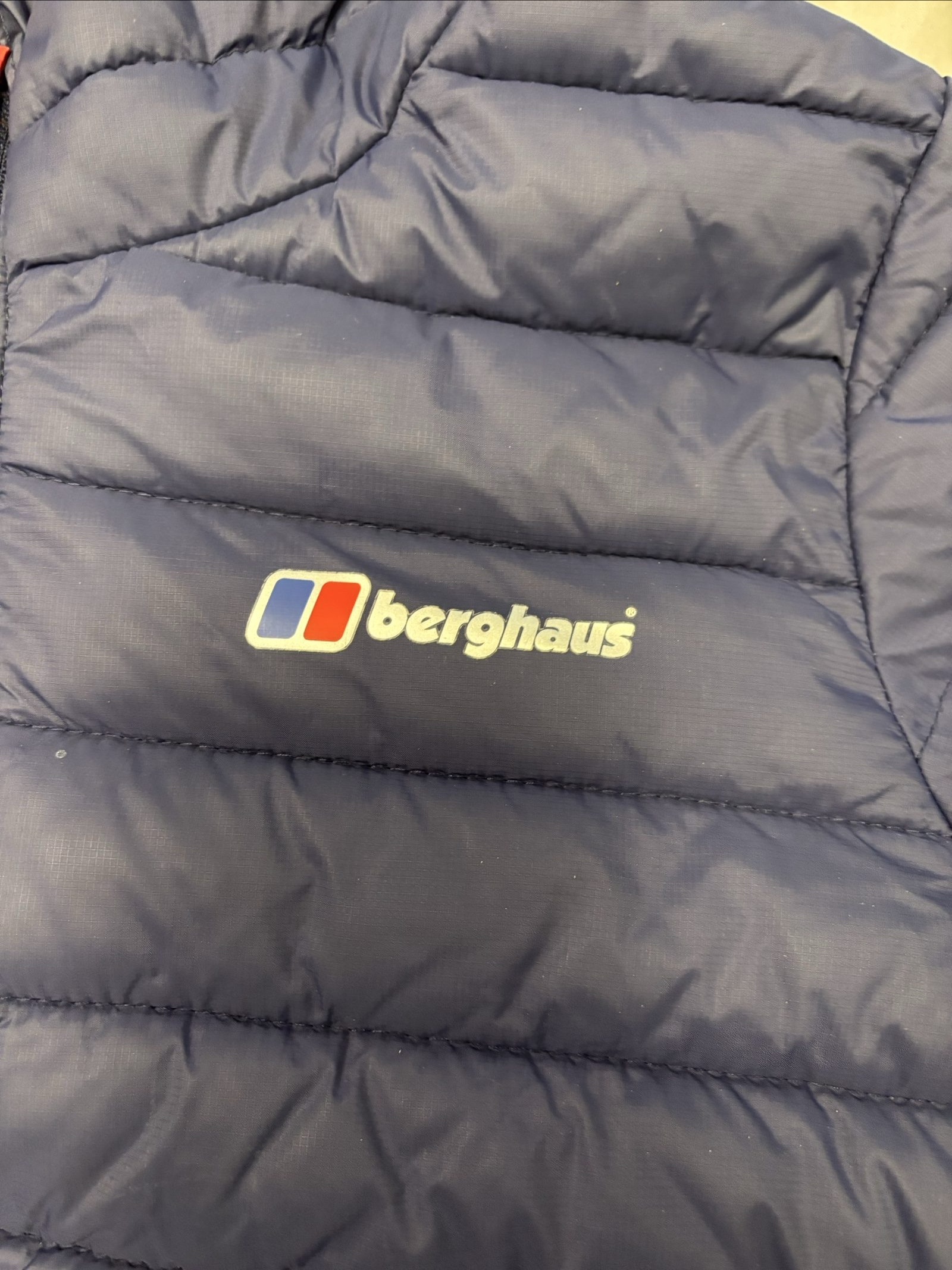 Berghaus Navy & Red Men's Quilted Hooded Jacket 11-12yr image 2