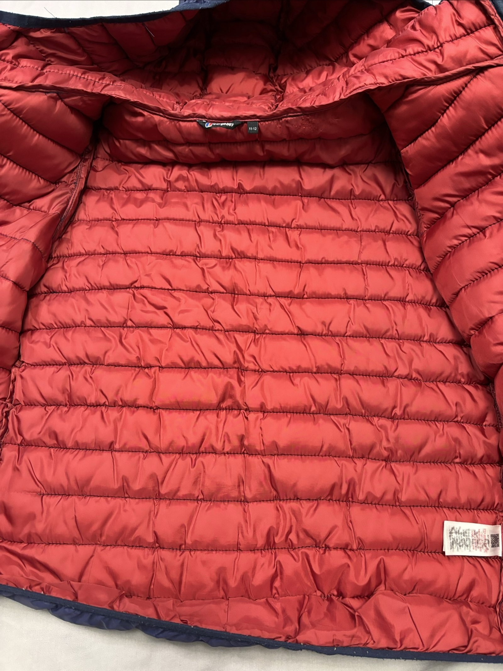 Berghaus Navy & Red Men's Quilted Hooded Jacket 11-12yr image 8
