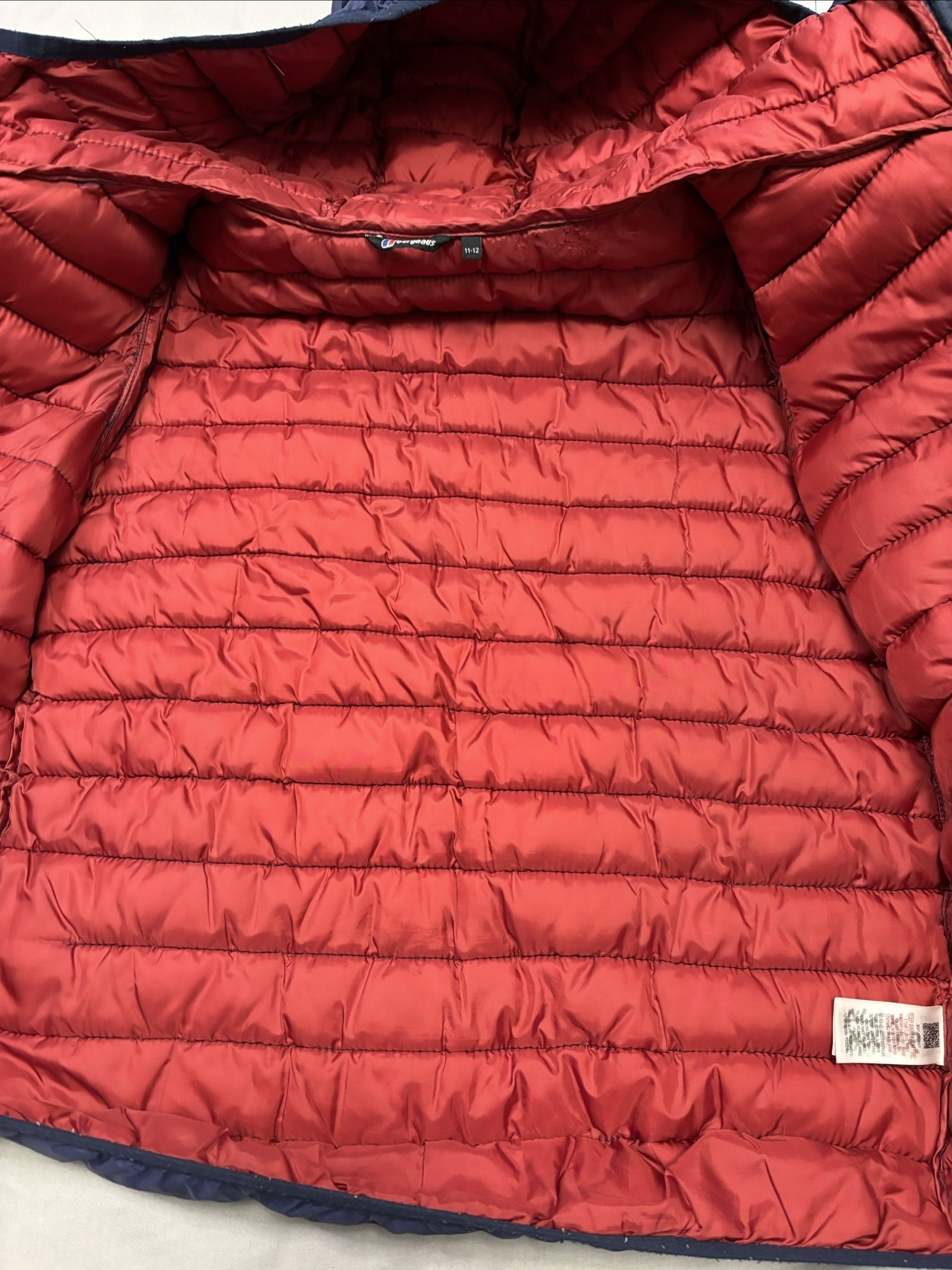 Berghaus Navy & Red Men's Quilted Hooded Jacket 11-12yr image 9