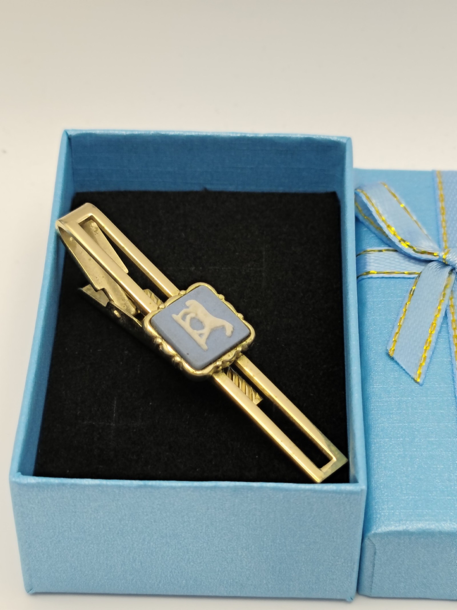 Vintage Wedgwood Gold Tone Blue & White Horse Men Tie Clip image 2