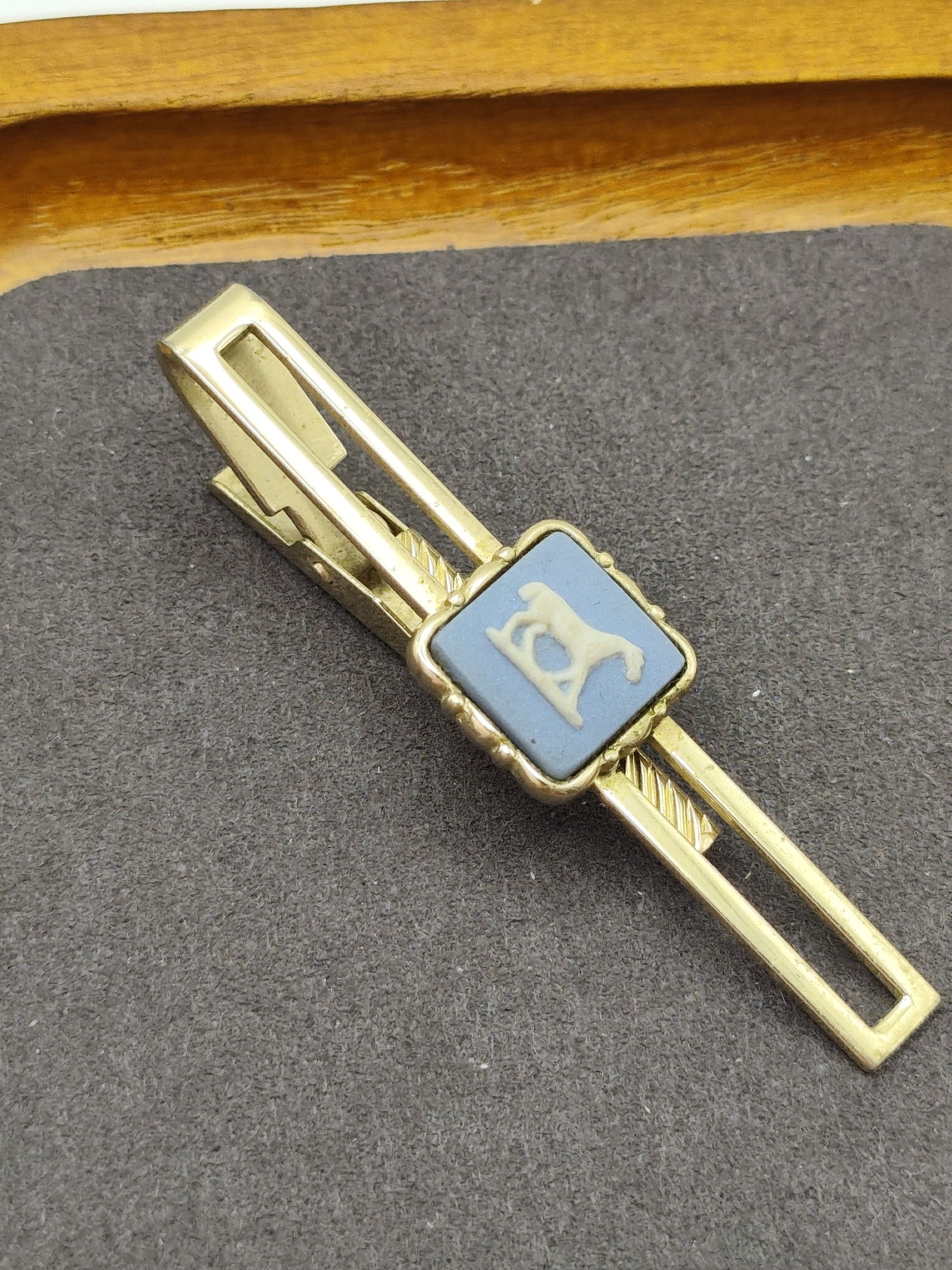 Vintage Wedgwood Gold Tone Blue & White Horse Men Tie Clip image 3