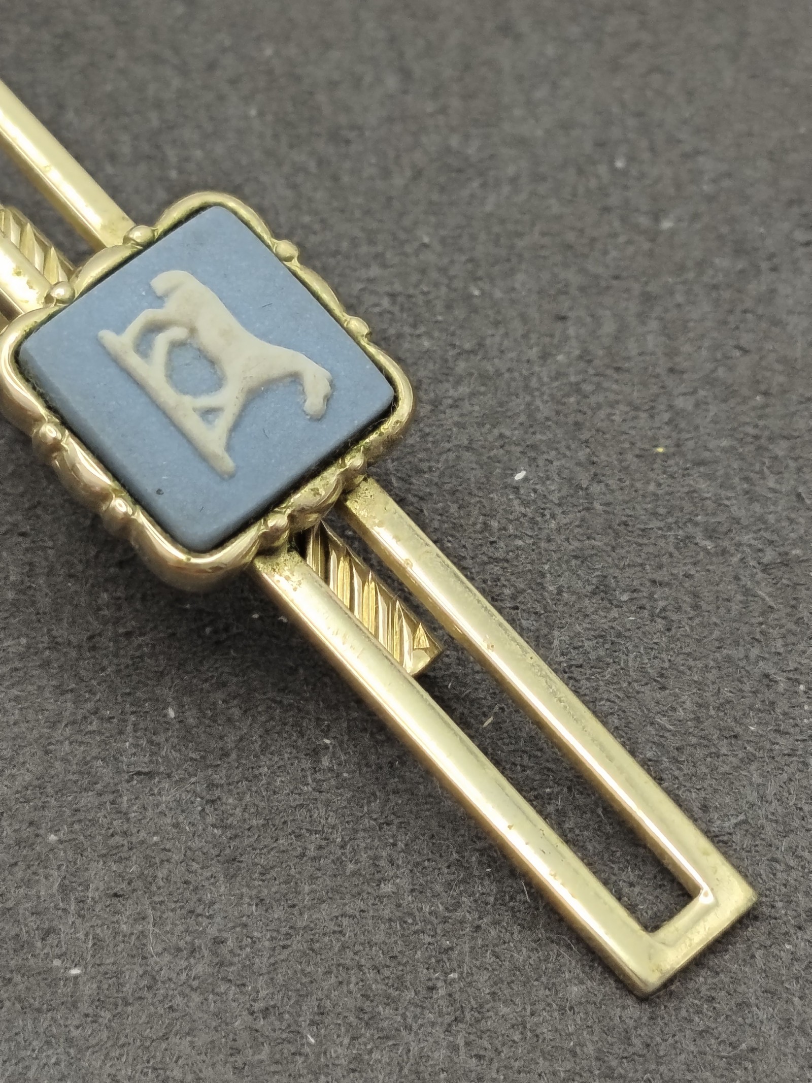 Vintage Wedgwood Gold Tone Blue & White Horse Men Tie Clip image 4