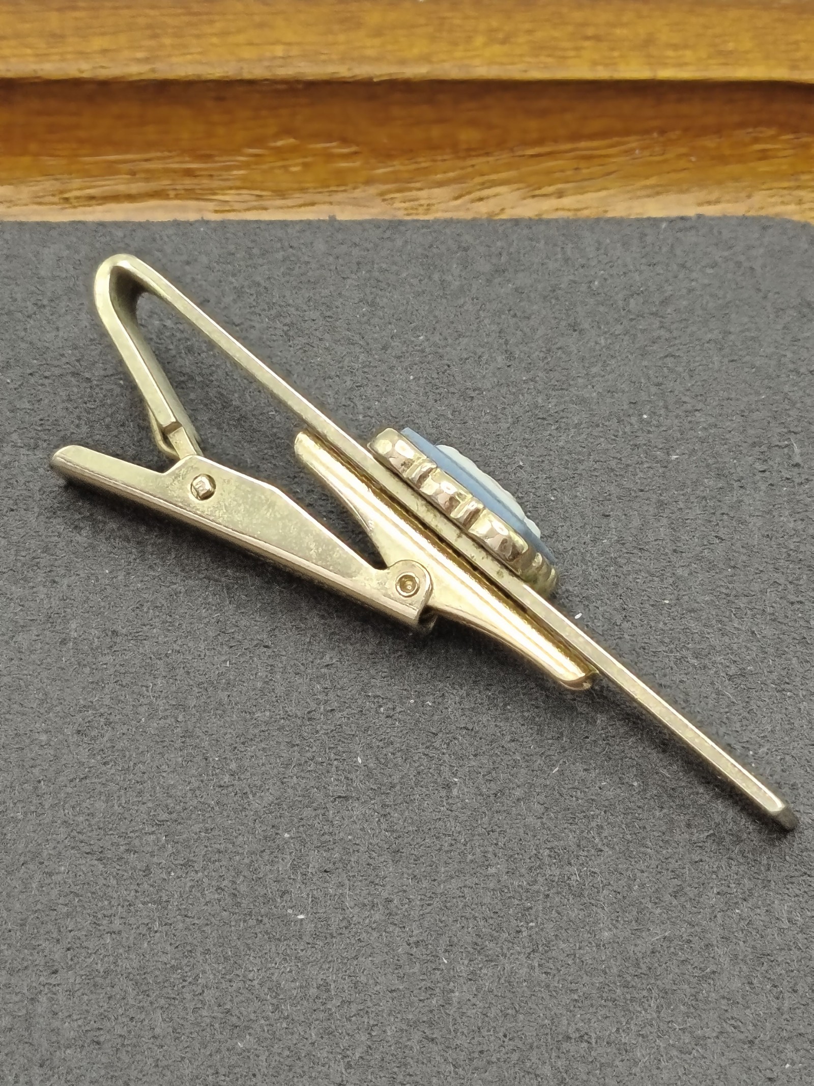 Vintage Wedgwood Gold Tone Blue & White Horse Men Tie Clip image 7