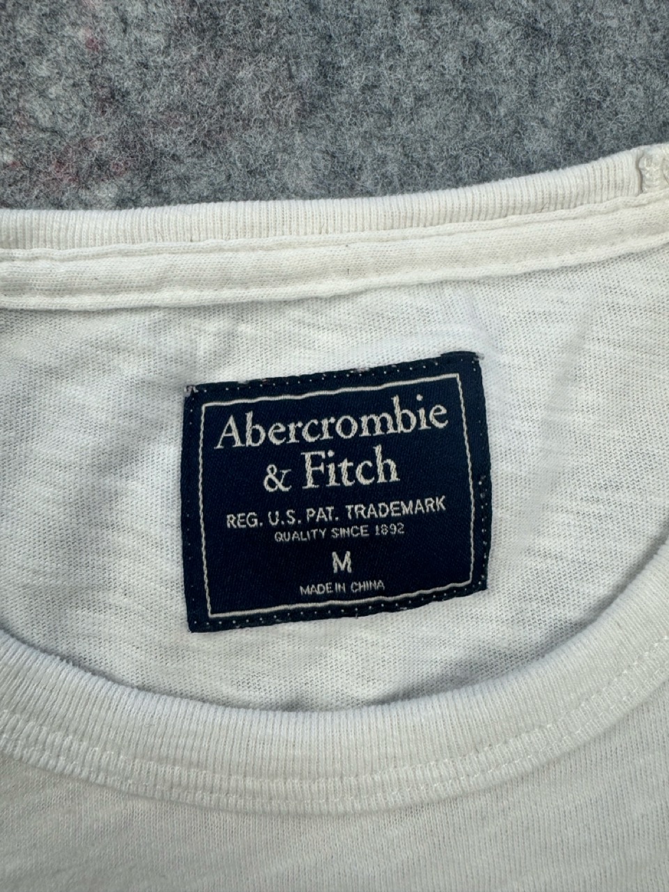 Abercrombie & Fitch White Logo T Shirt Men’s M Distressed Patchwork image 5