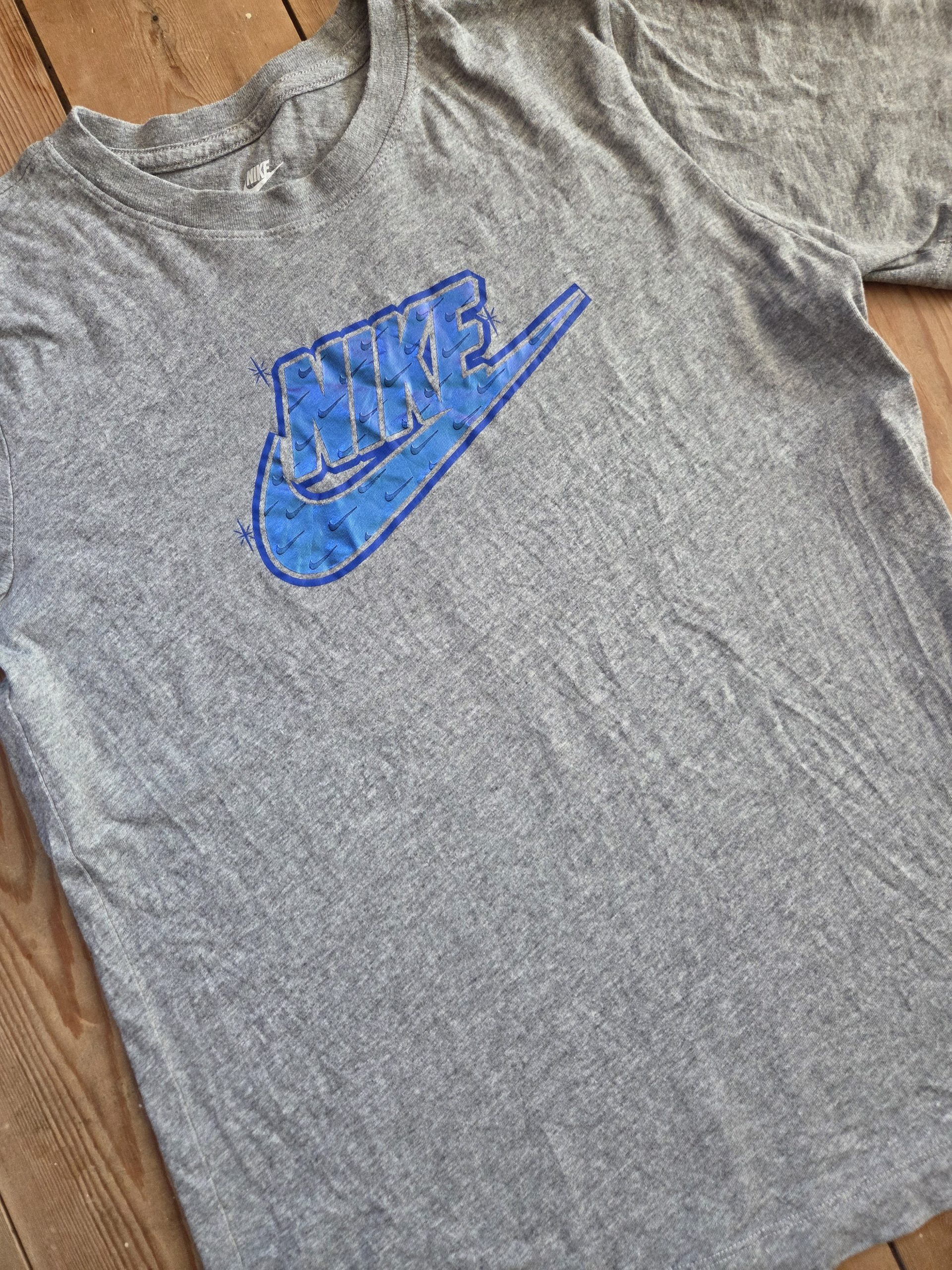 Nike Holographic Block Logo Kids' T-Shirt Grey Size L image 6